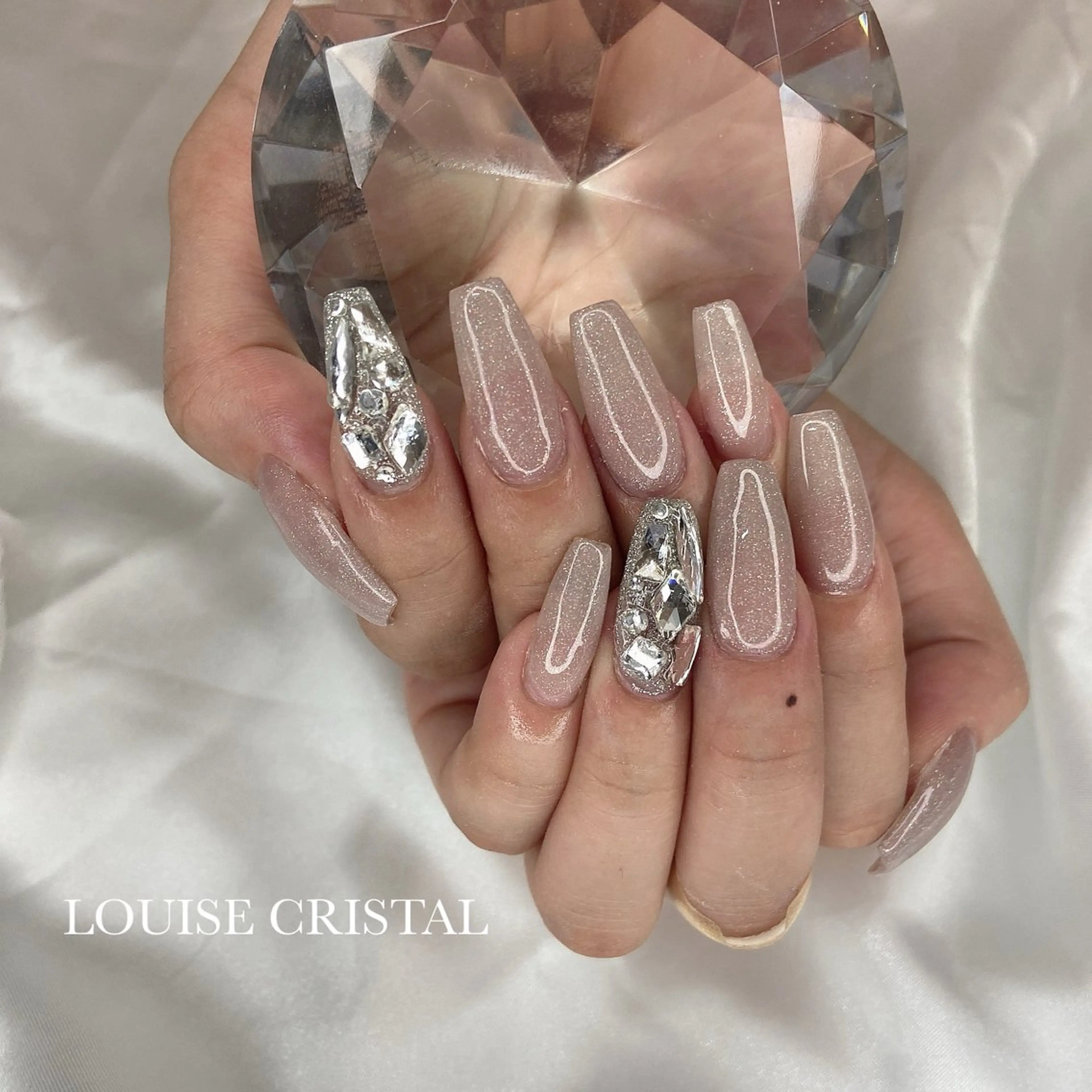 ネイル ハンドネイル LOUISE CRYSTALのネイルデザイン