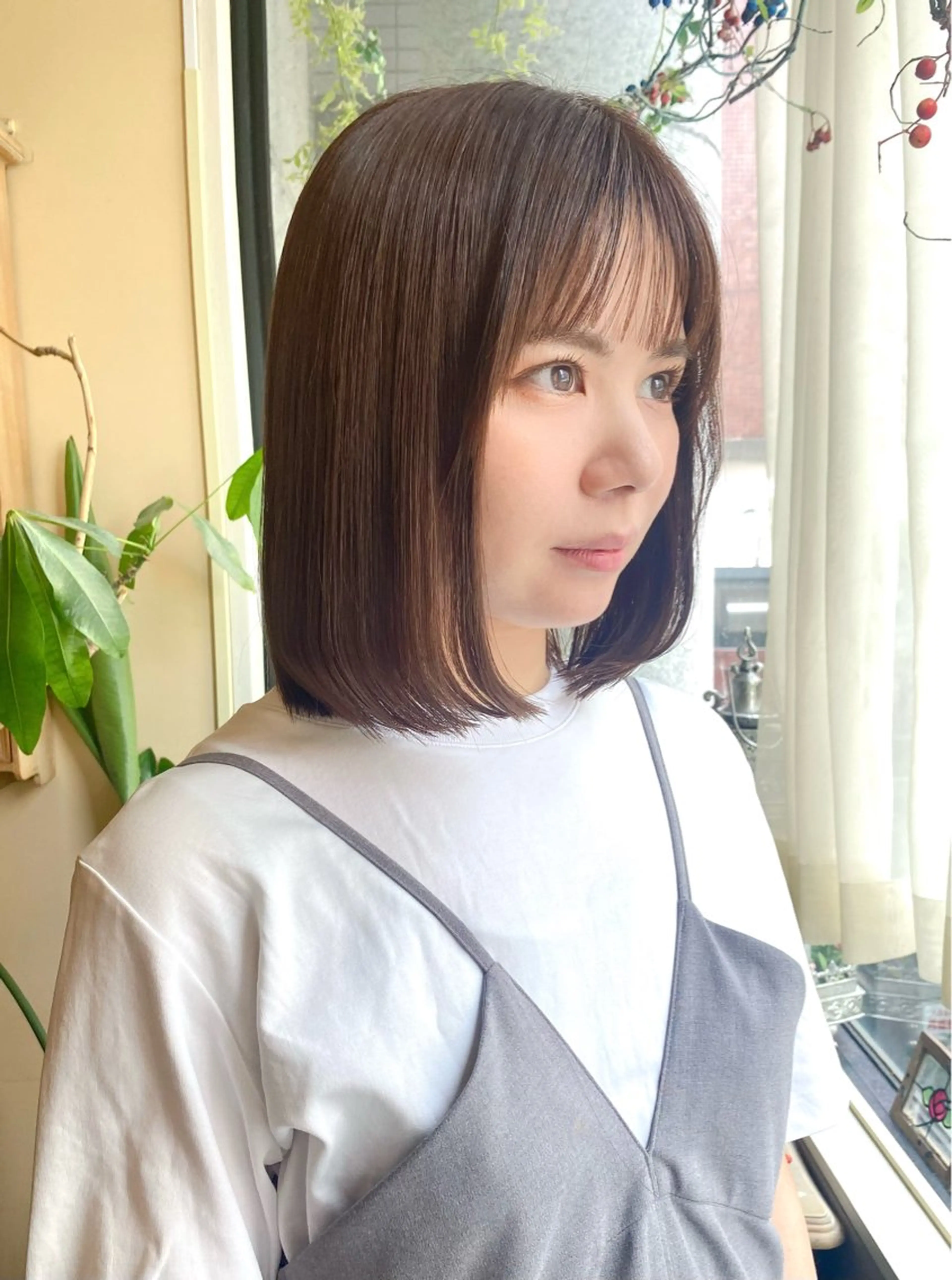 ミディアム カラー アッシュ ベージュカラー ブリーチ ブリーチなしカラー 當山 瑠奈のヘアスタイル