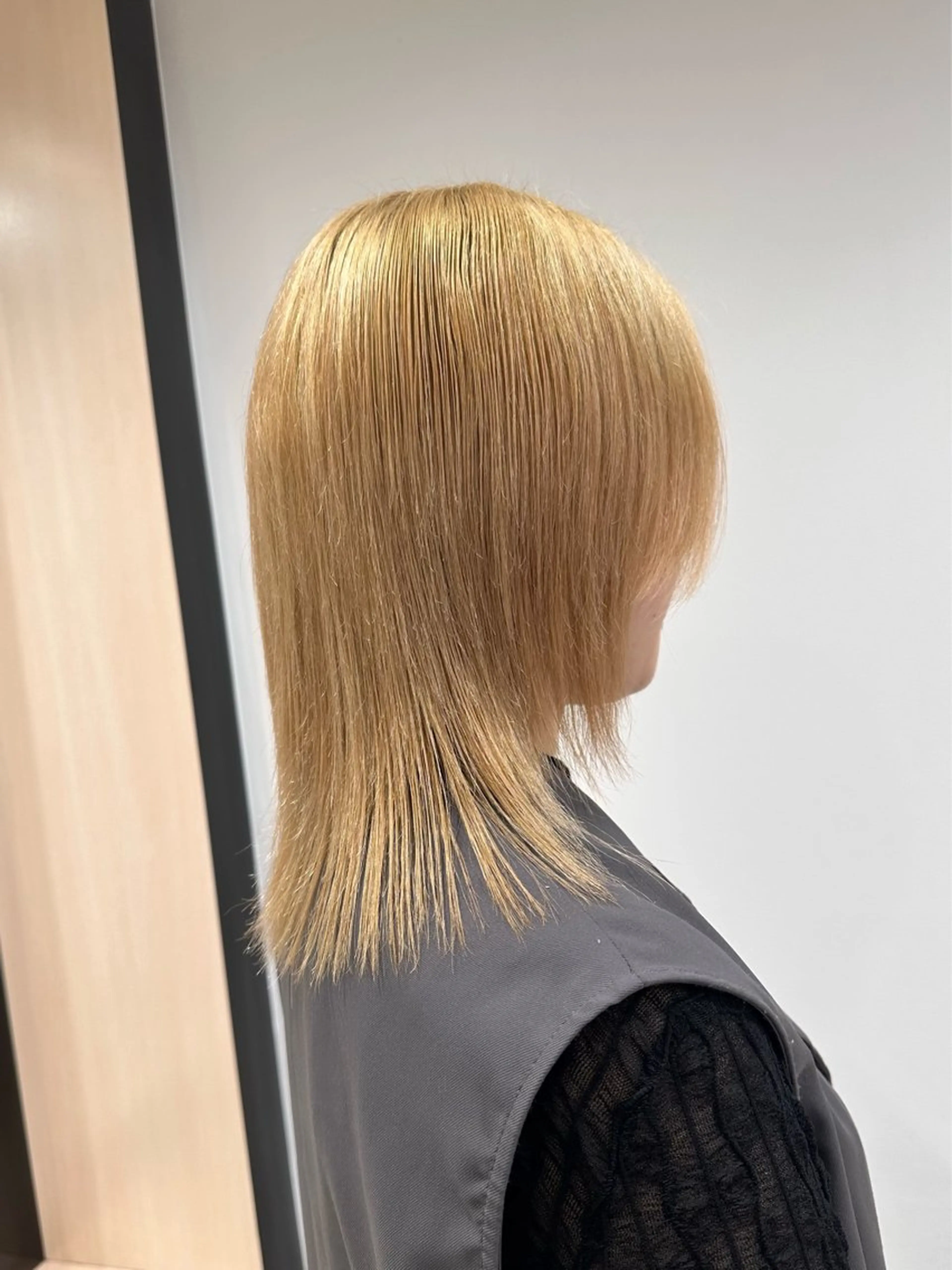 セミロング カラー 抜きっぱなしブロンド ヘアカラー トリートメント クロスパーマ/うる艶 カラー/Kurumiのヘアスタイル