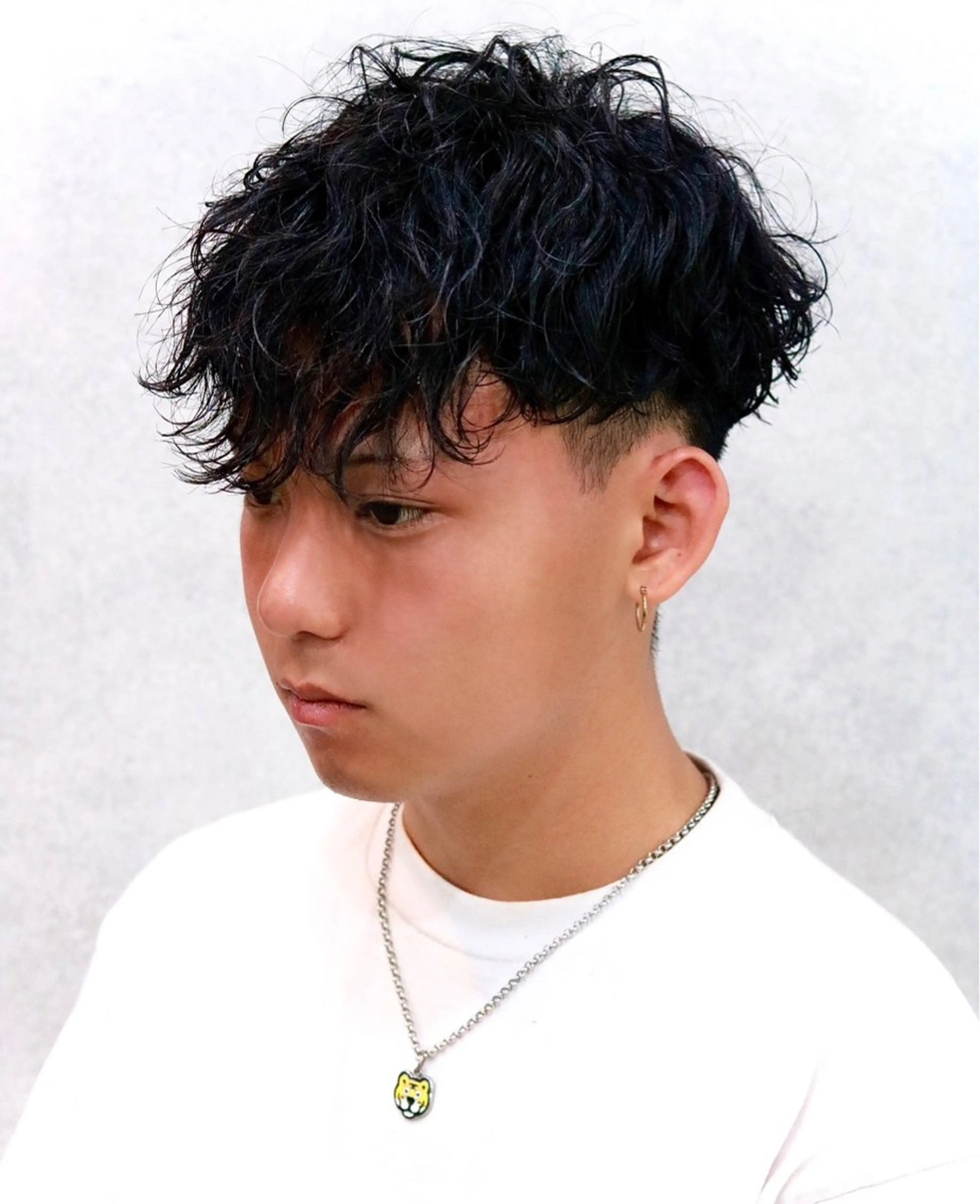 ショート カラー パーマ メンズ スペインカール 波巻きパーマ カット パーマ ヘアセット 森下 佑大のヘアスタイル