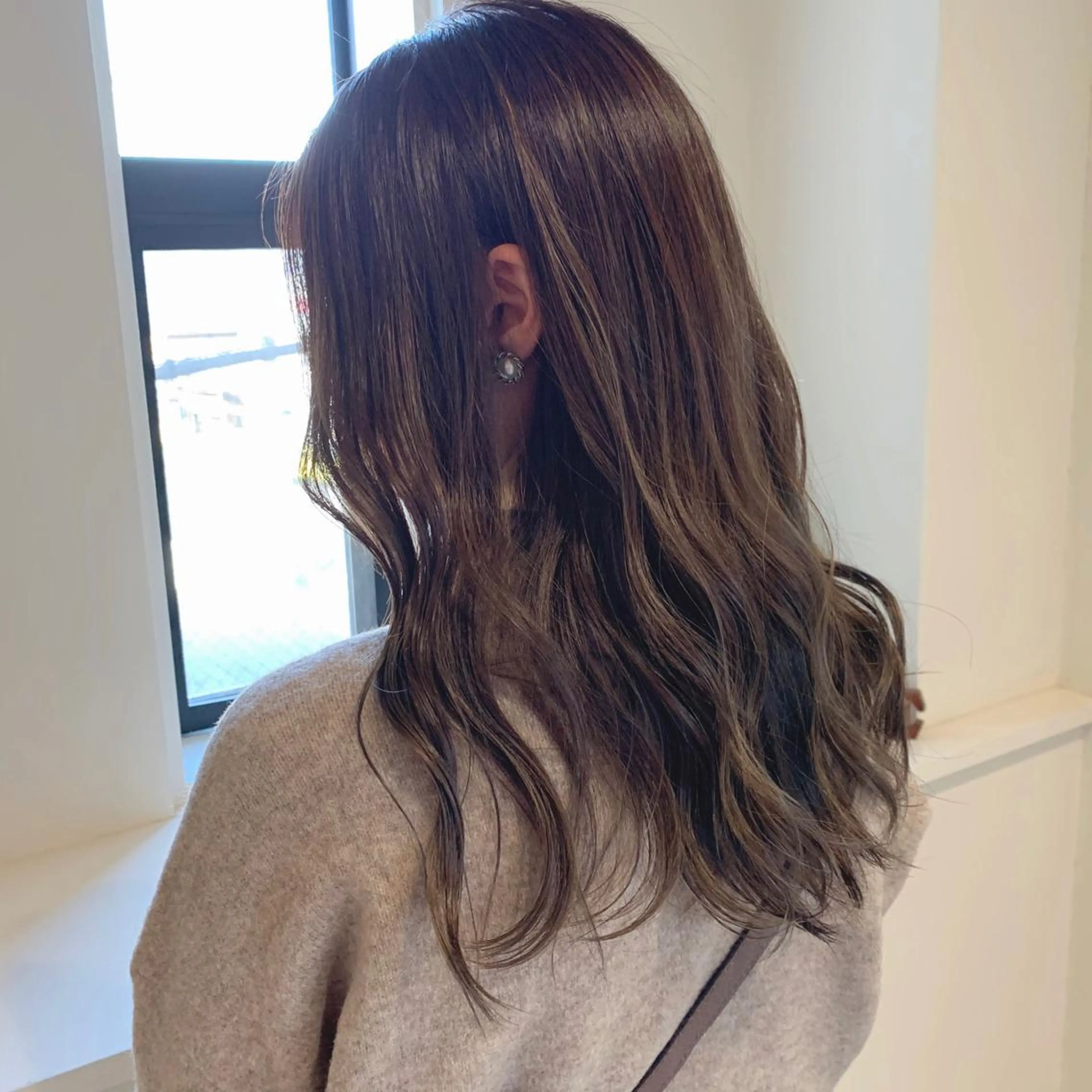 セミロング カラー ベージュカラー ブリーチ 透明感カラー ハイライトカラー ミルクティーベージュ 清水 亮太/赤み消しカラーのヘアスタイル