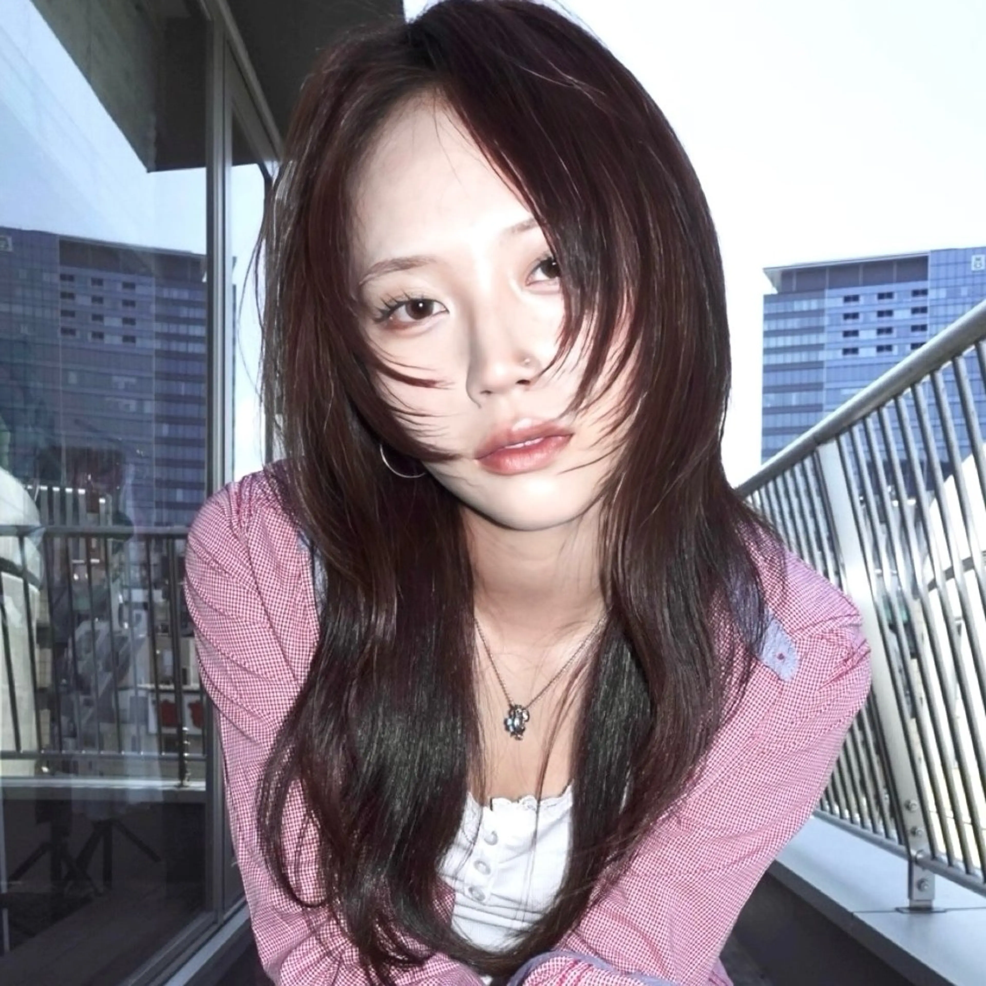 ミディアム カラー 黒髪 ブルーカラー ブルーブラック ハッシュカット レイヤーカット レイヤーカット ダブルカラーのヘアスタイル