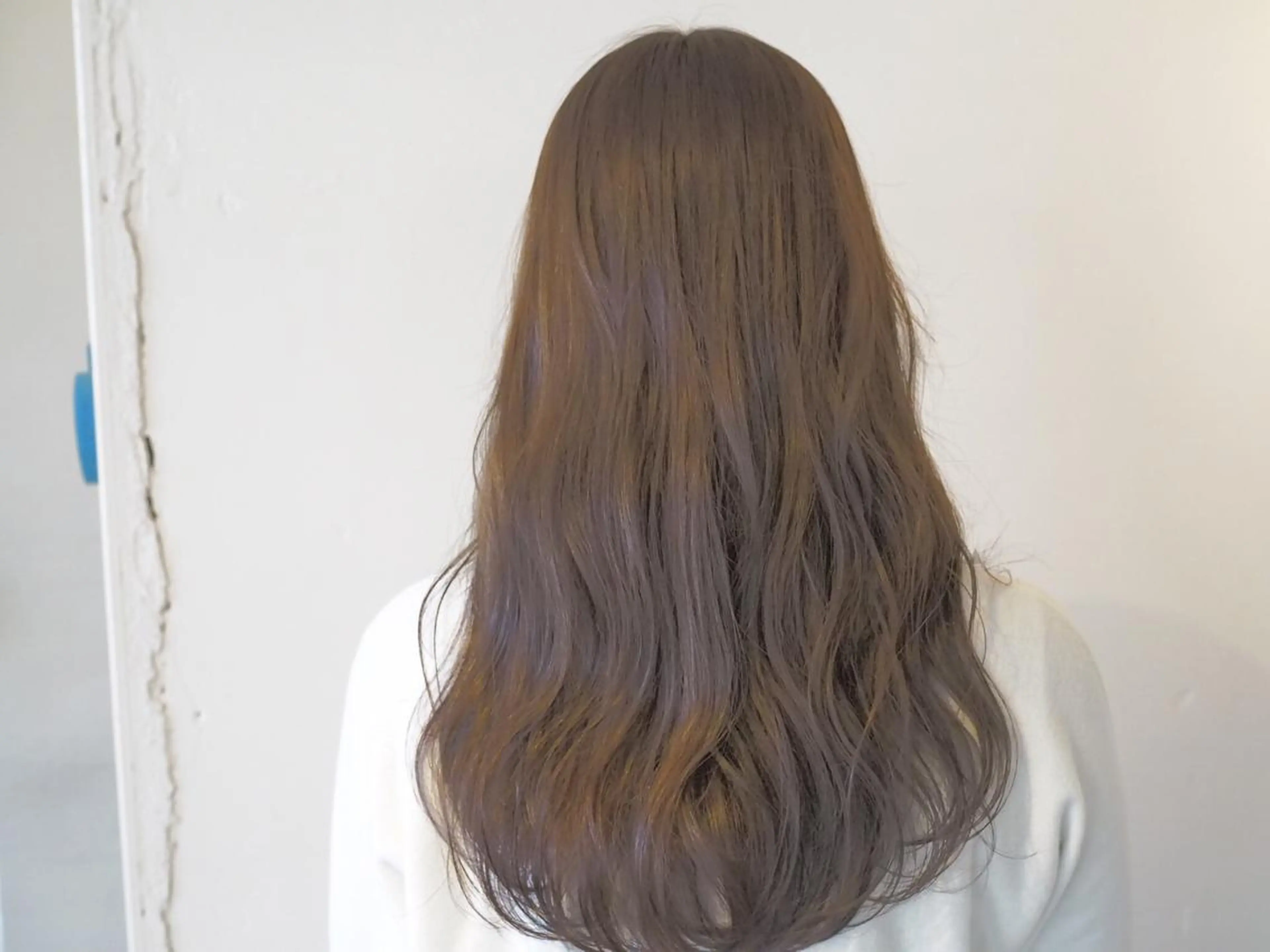 ロング カラー パーマ ヘアアレンジ アッシュ アッシュブラウン ブラウンカラー メンズハイトーン メンズバレイヤージュのヘアスタイル
