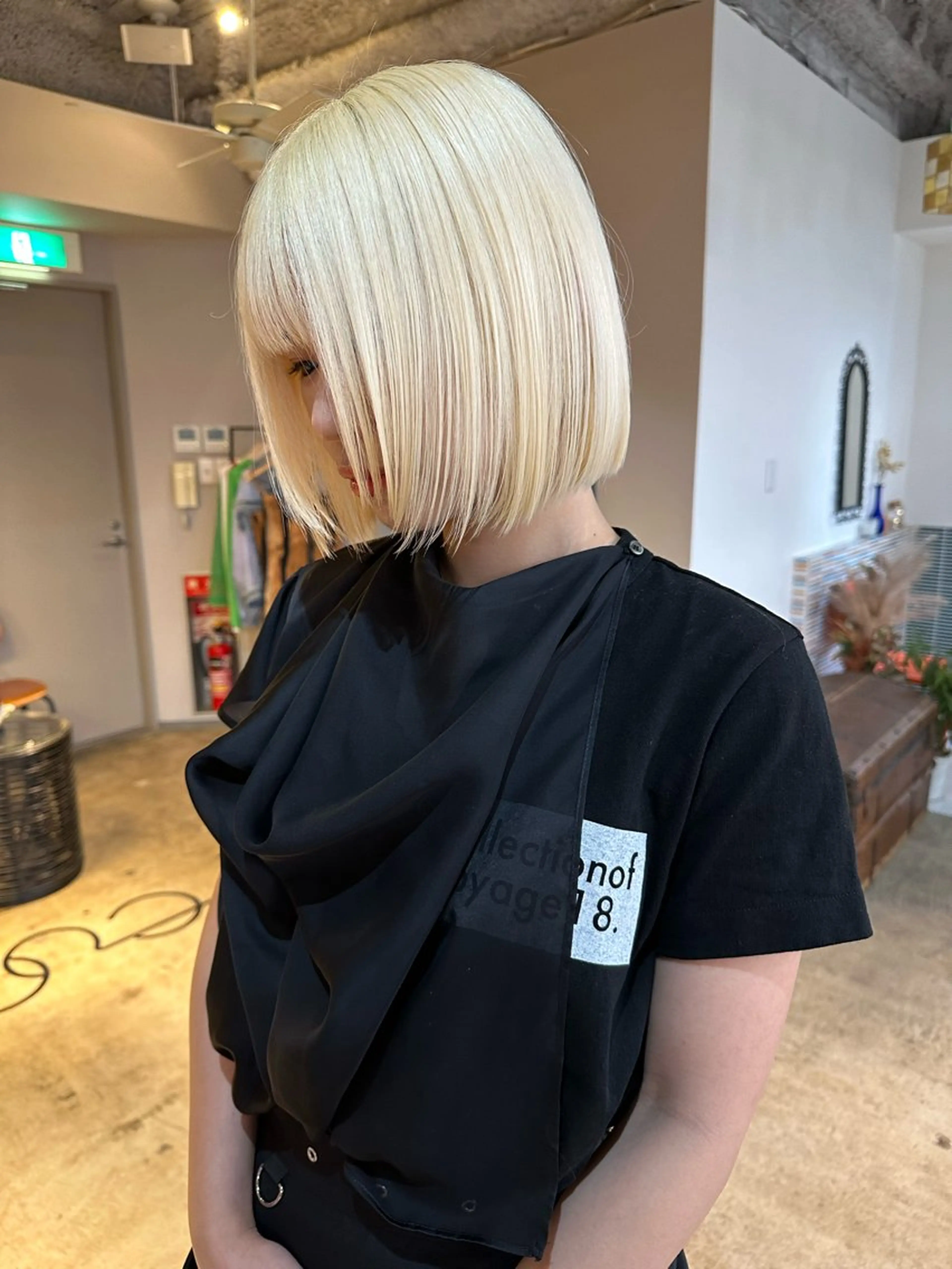 ミディアム ボブ カット ヘアカラー ミルクティーベージュ outaのヘアスタイル