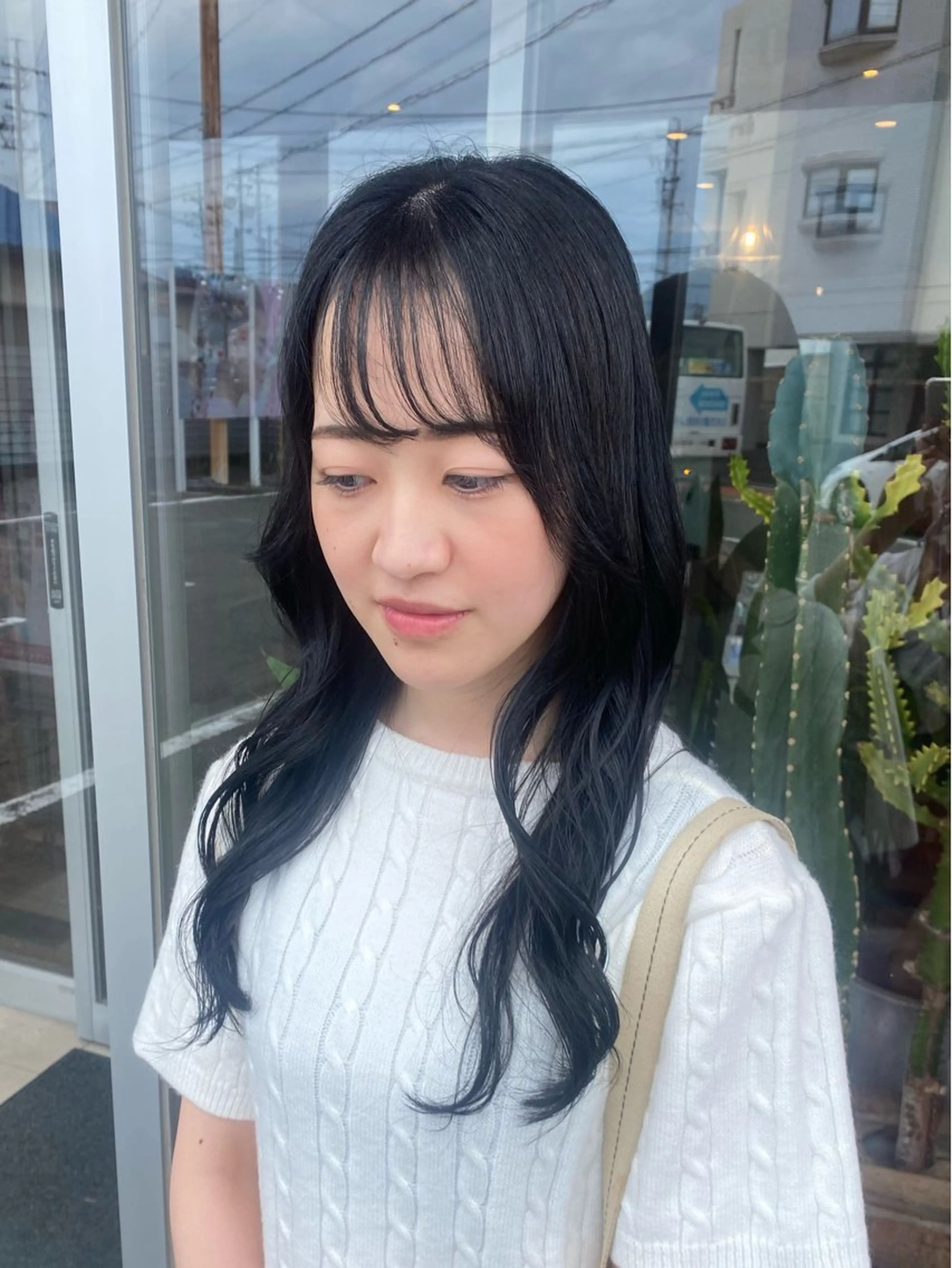 ロング カラー 黒髪 ブルーカラー ブルーブラック 韓国風ヘア ロング ハイトーン/透明感 カラー🤍こころのヘアスタイル