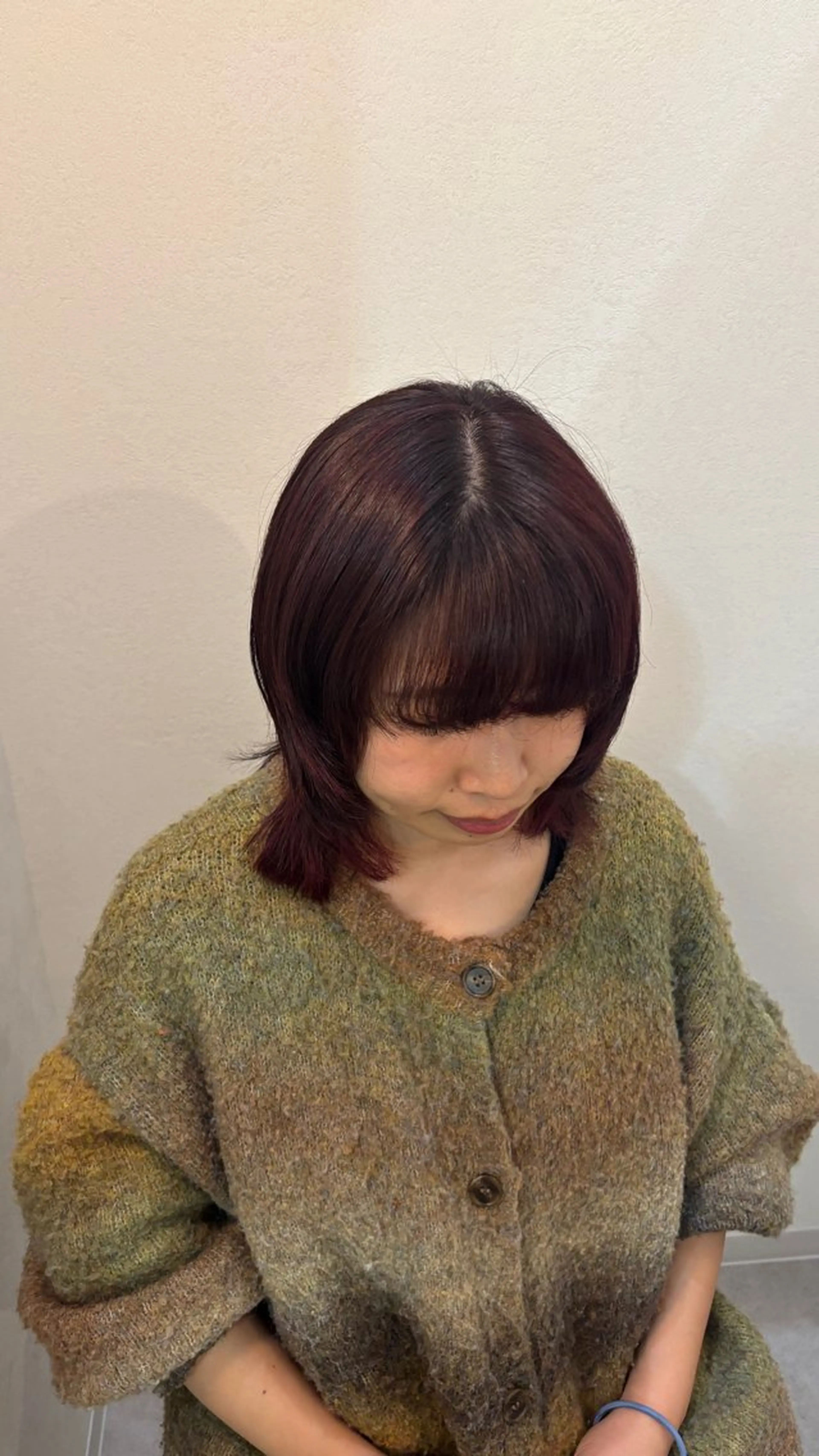 ミディアム カラー カシス レッドカラー Ｆ.まひろ🎀 暖色カラー／ベージュのヘアスタイル