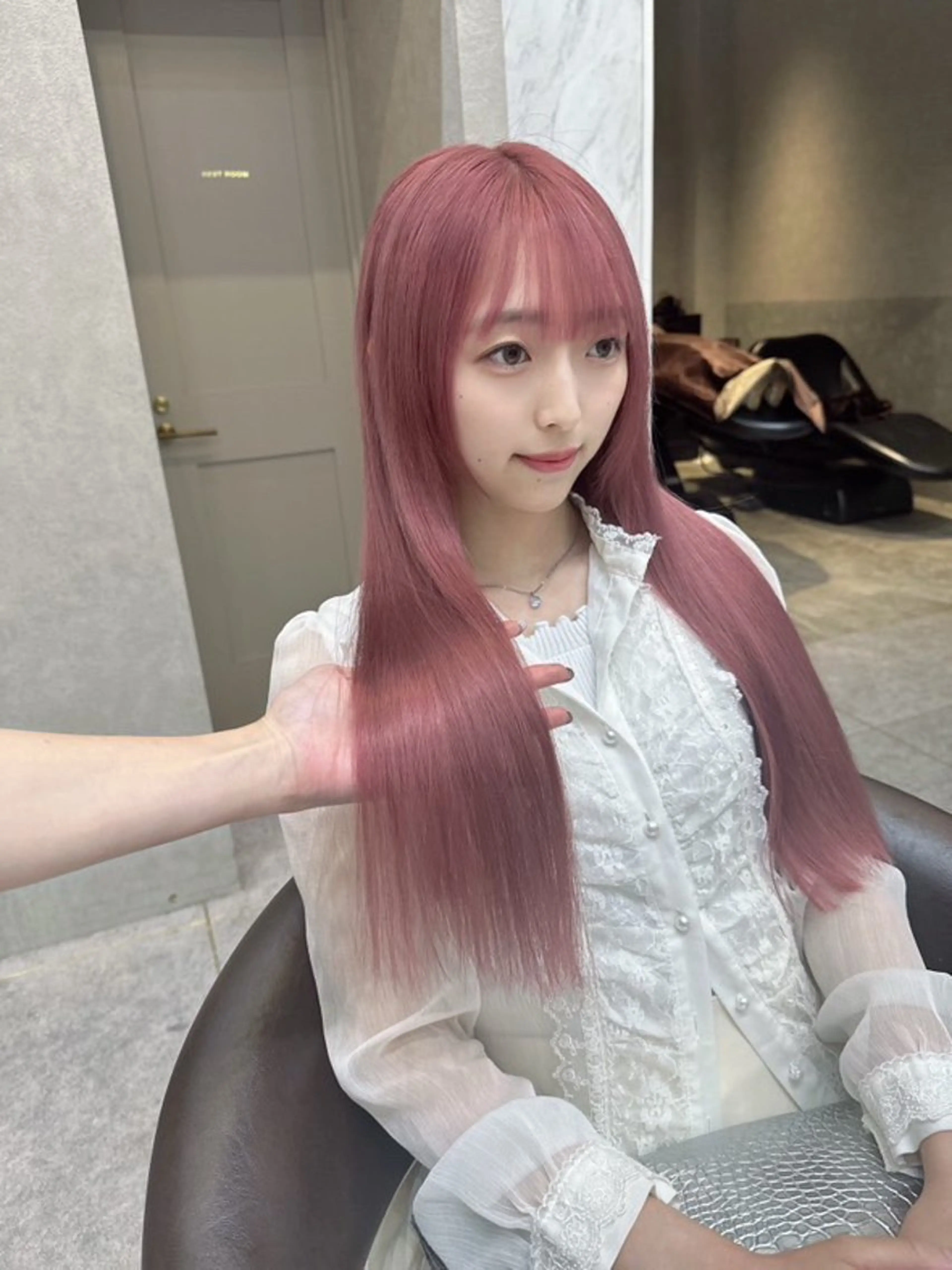 ロング カット ヘアカラー トリートメント karin ボブハイトーンのヘアスタイル