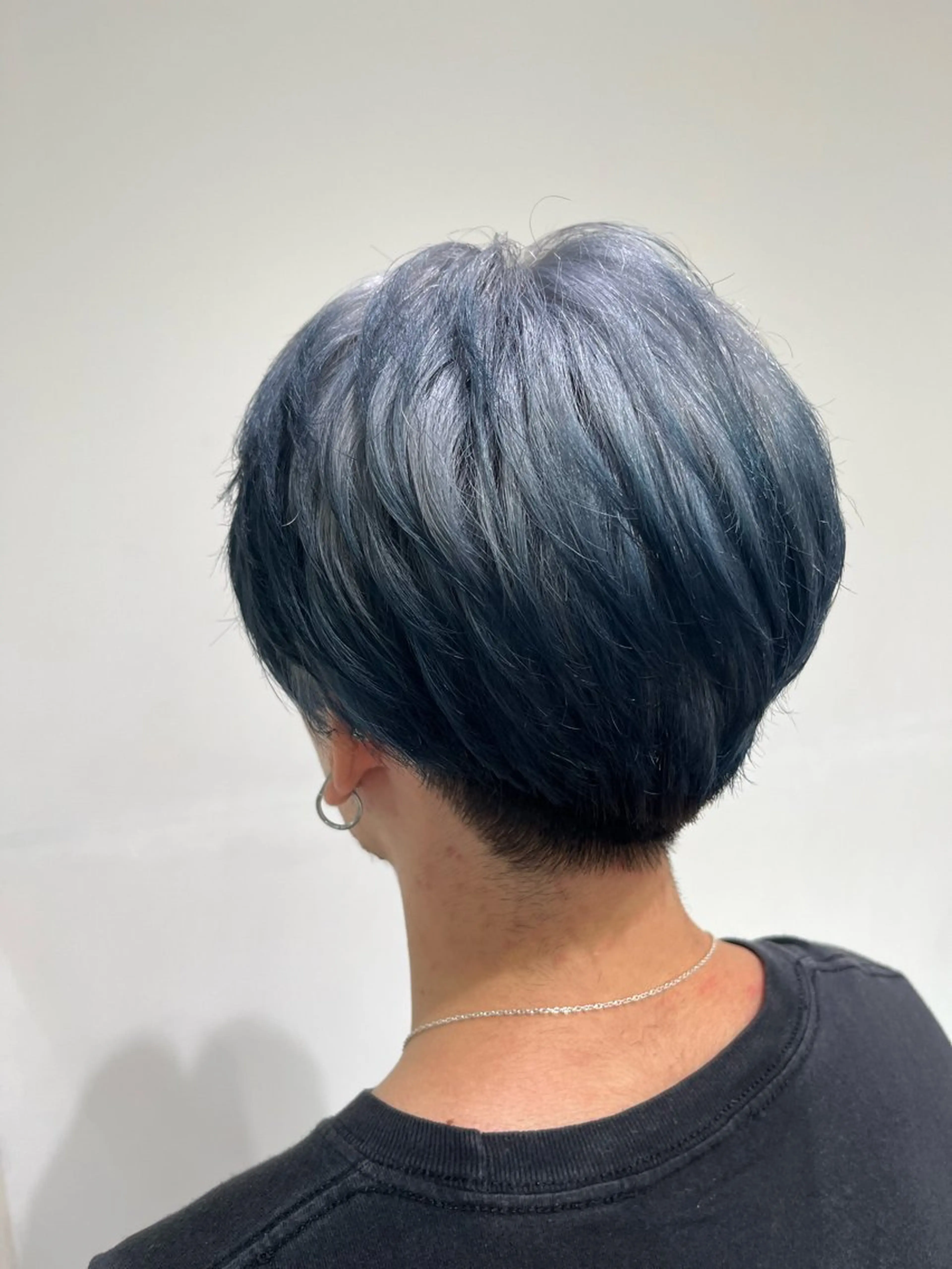 ショート カラー メンズ メンズブリーチ 黒髪 ブリーチ ブルーカラー ブルーブラック カット ヘアカラー トリートメント メンズ縮毛矯正🦊ハ イトーン　RYOKAのヘアスタイル