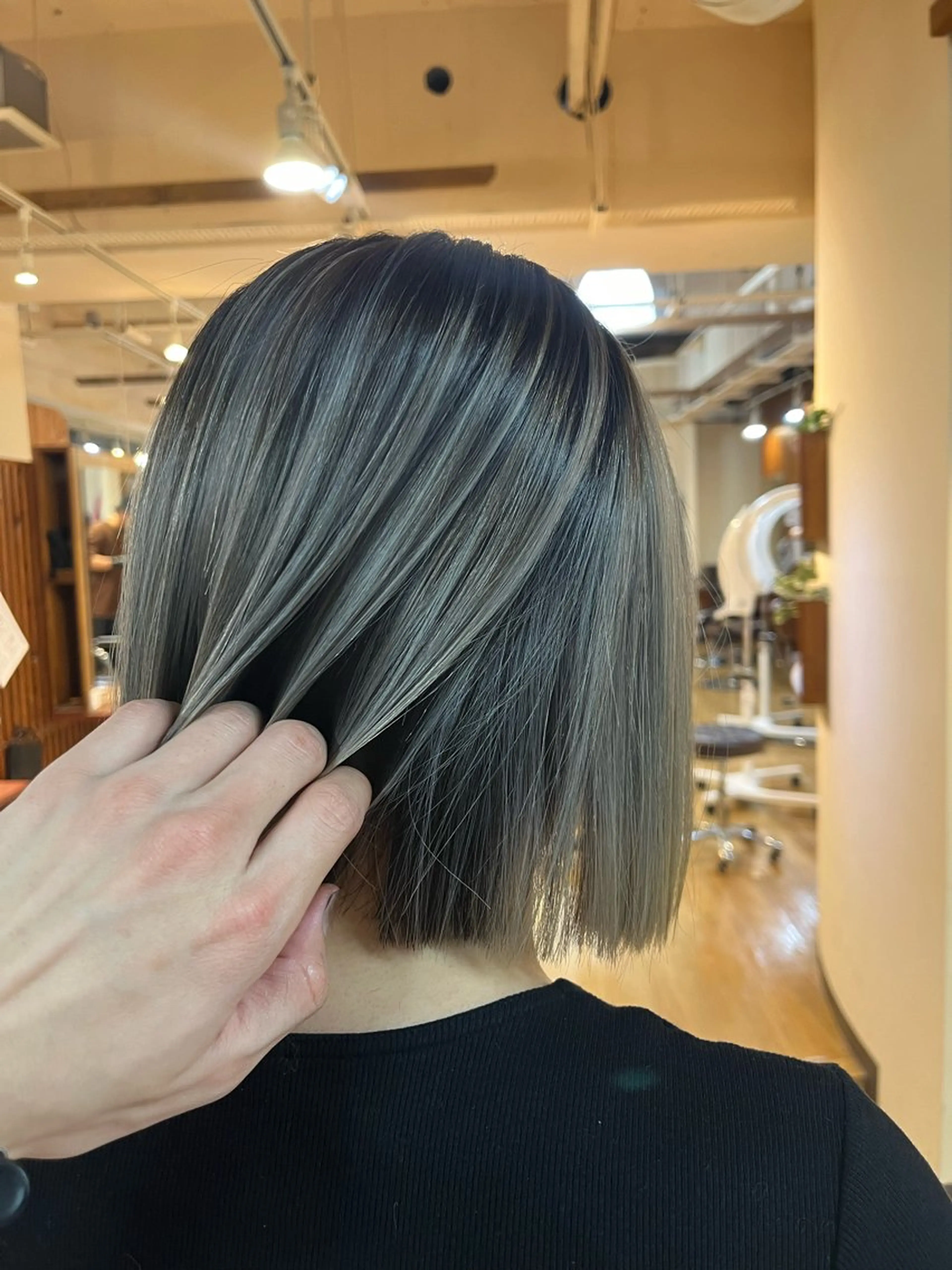 ショート カラー バレイヤージュ デザインカラー ハイライトカラー ハイライト レイヤーカット カット ヘアカラー 海外ガール ハイトーン　竹井俊介のヘアスタイル