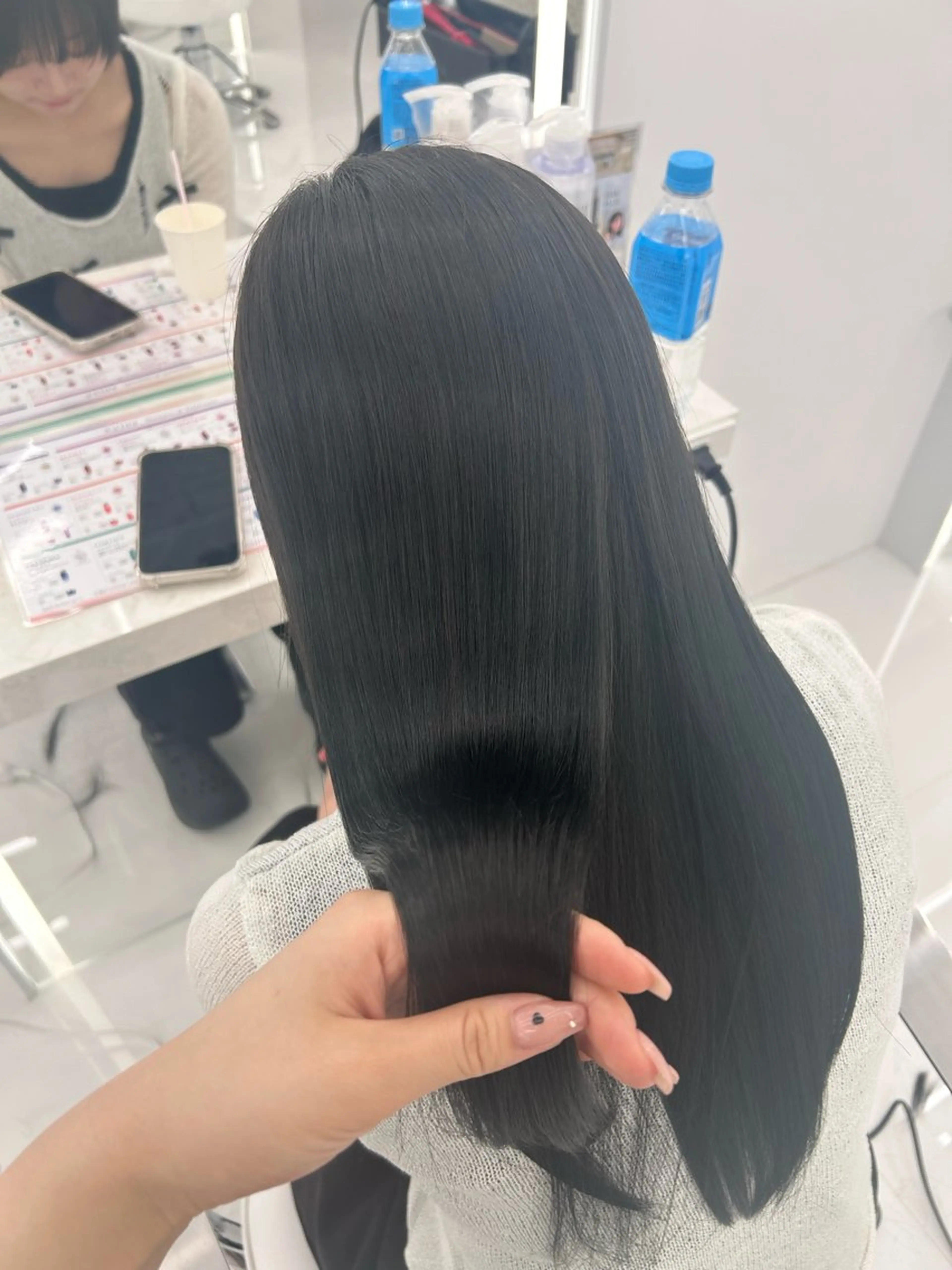ロング カラー ベージュカラー 透明感カラー 顔まわりレイヤー 顔周りカット 韓国風ヘア カット ヘアカラー トリートメント 前髪/顔周り 透明感カラーとどさんのヘアスタイル