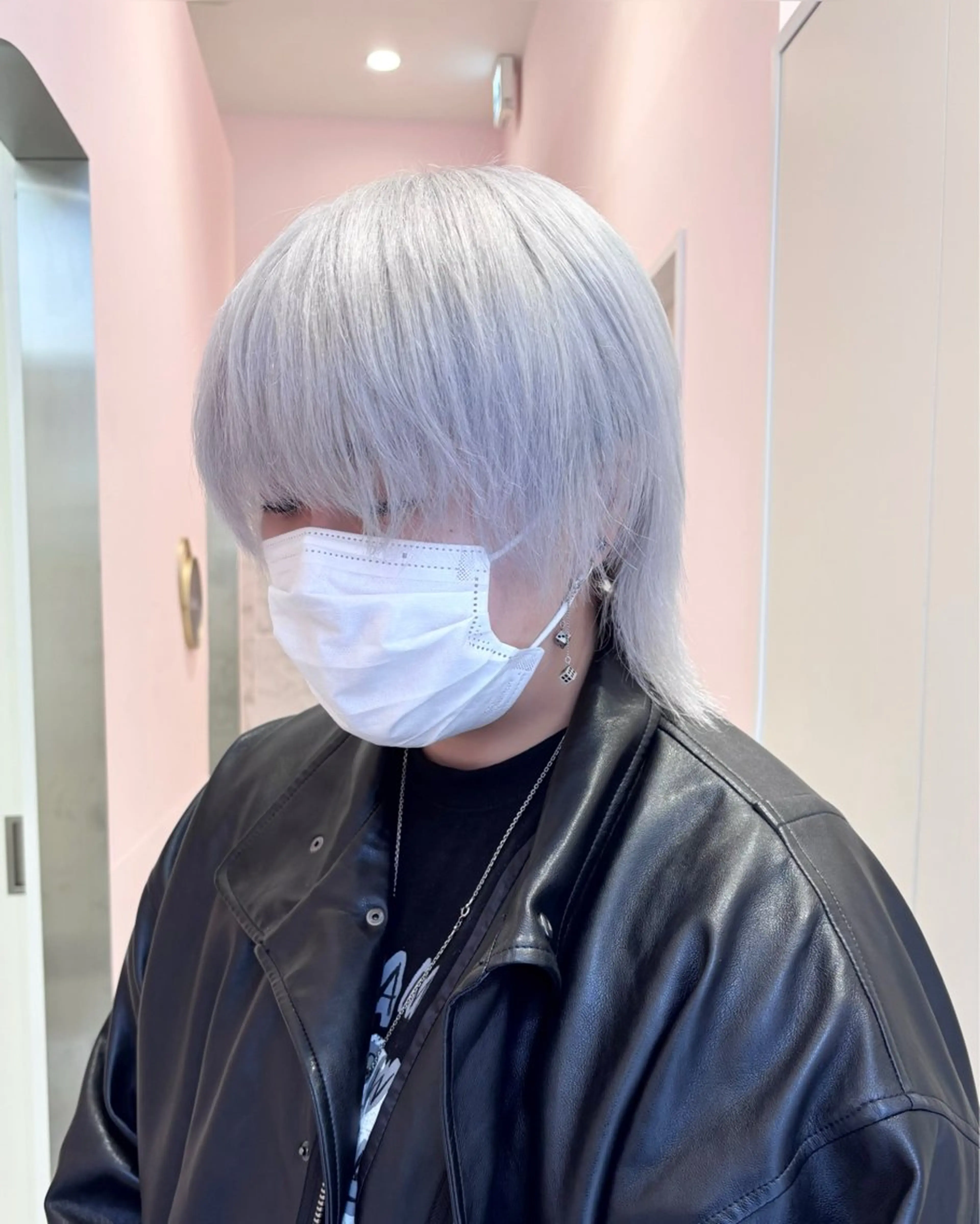 ロング カラー メンズ メンズハイトーン メンズウルフカット グレージュ ハイトーンカラー シルバー カット ヘアカラー トリートメント ブリーチ特化 ハイトーンRYOYAのヘアスタイル