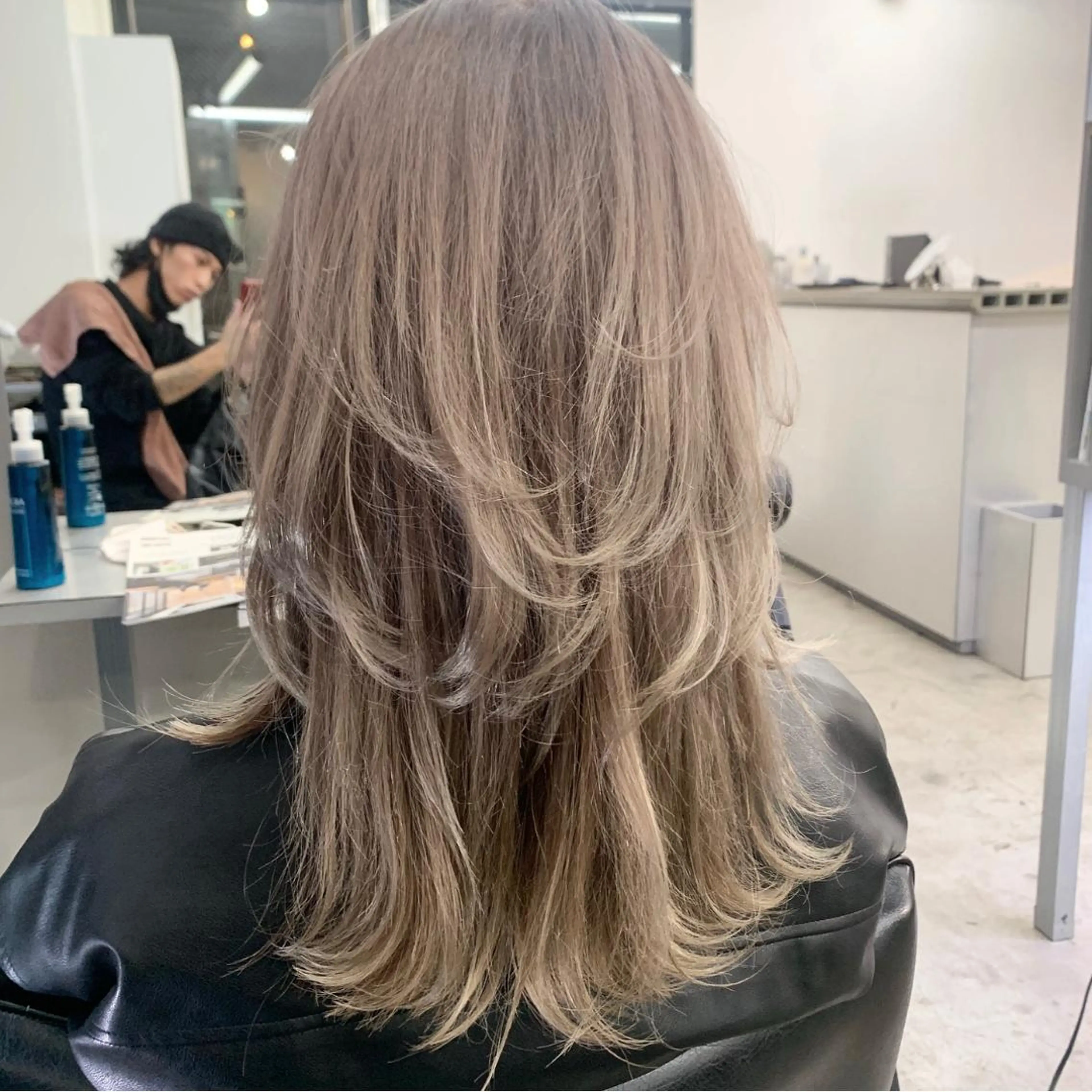 セミロング カラー ヘアアレンジ ハイトーンカラー ウルフカット ハイトーン/美髪矯正 🍃大江拓実のヘアスタイル