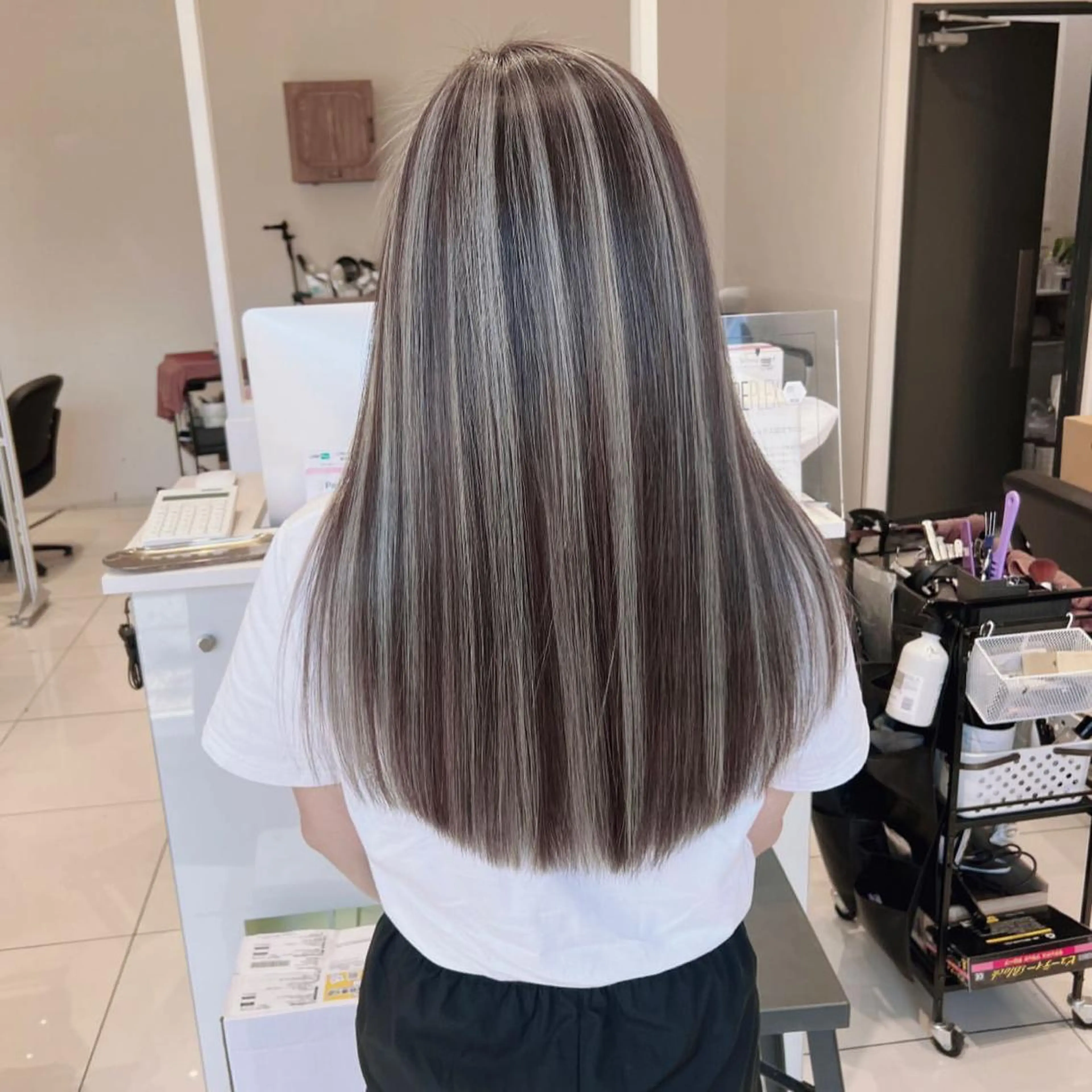 ロング カラー ブリーチ ケアブリーチ ハイライトカラー インナーカラー ハイライト ヘアカラー オフホワイトアンドなんば所属・福西 洋斗のヘアスタイル