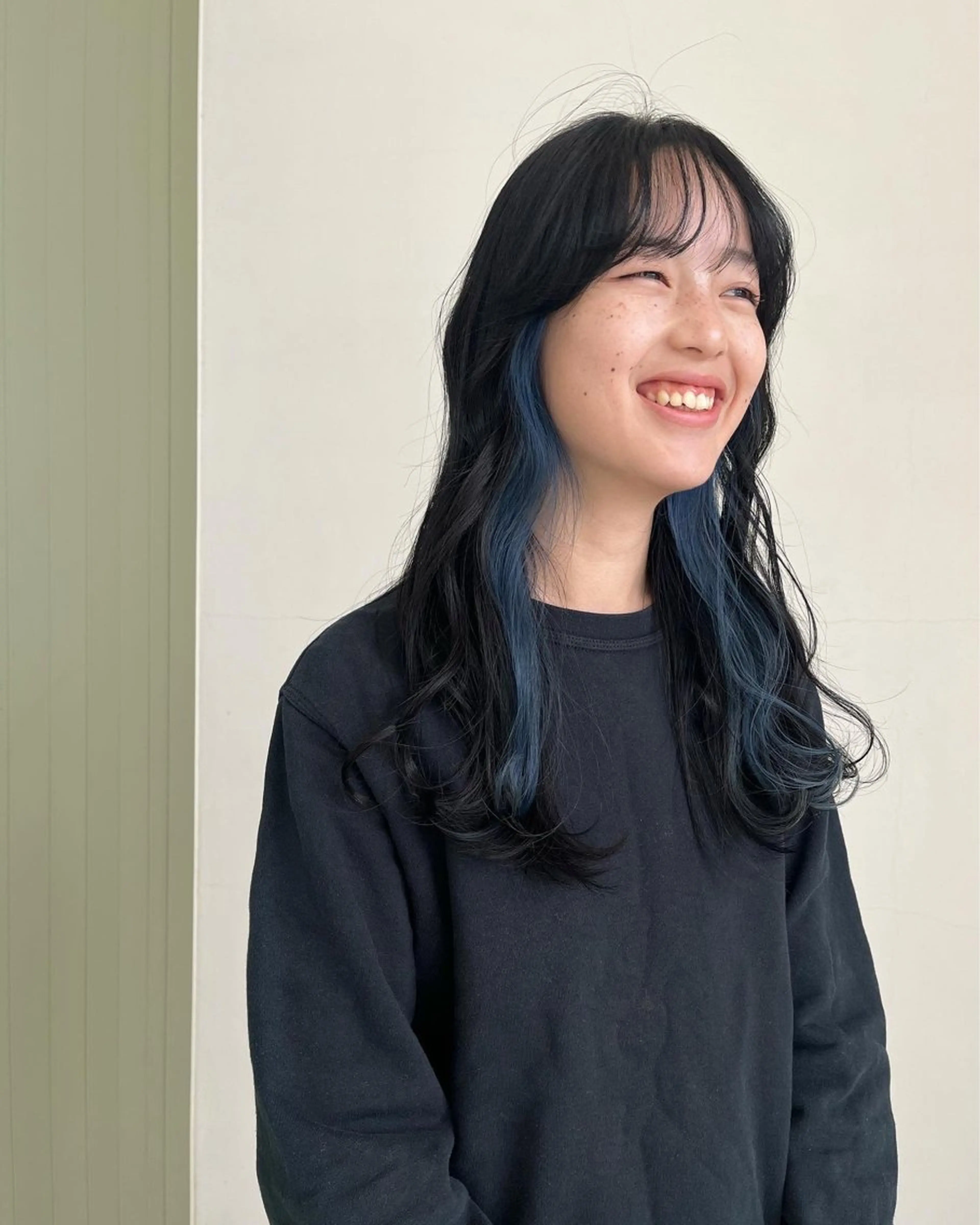 ロング カラー 黒髪 ブルーカラー ブルーブラック イヤリングカラー 林 優花のヘアスタイル