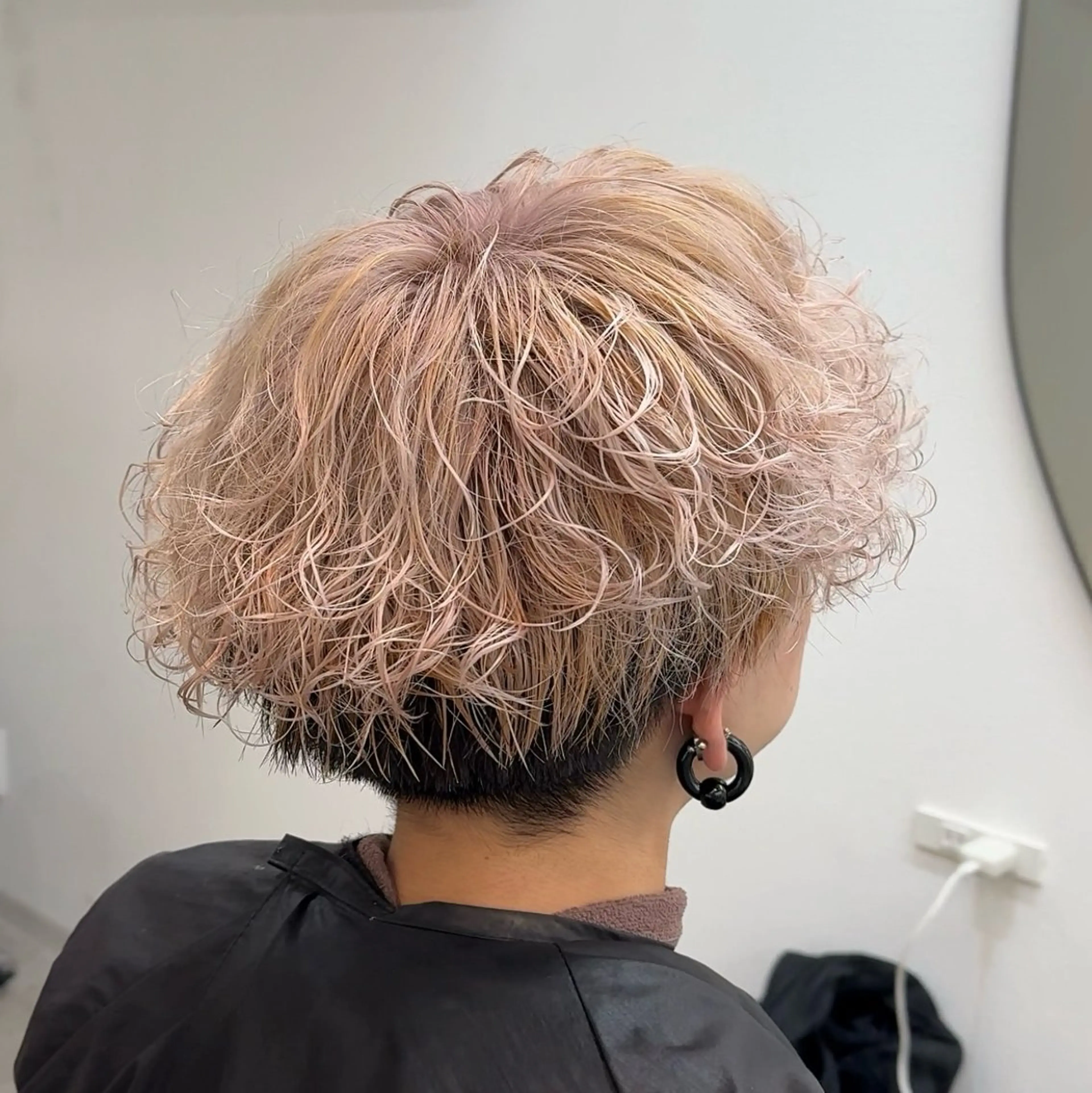 ミディアム カラー パーマ メンズ ミディアムパーマ メンズブリーチ メンズパーマ ベージュカラー ブリーチ ヘアカラー ブリーチカラー/原宿 /髪質改善/shinのヘアスタイル