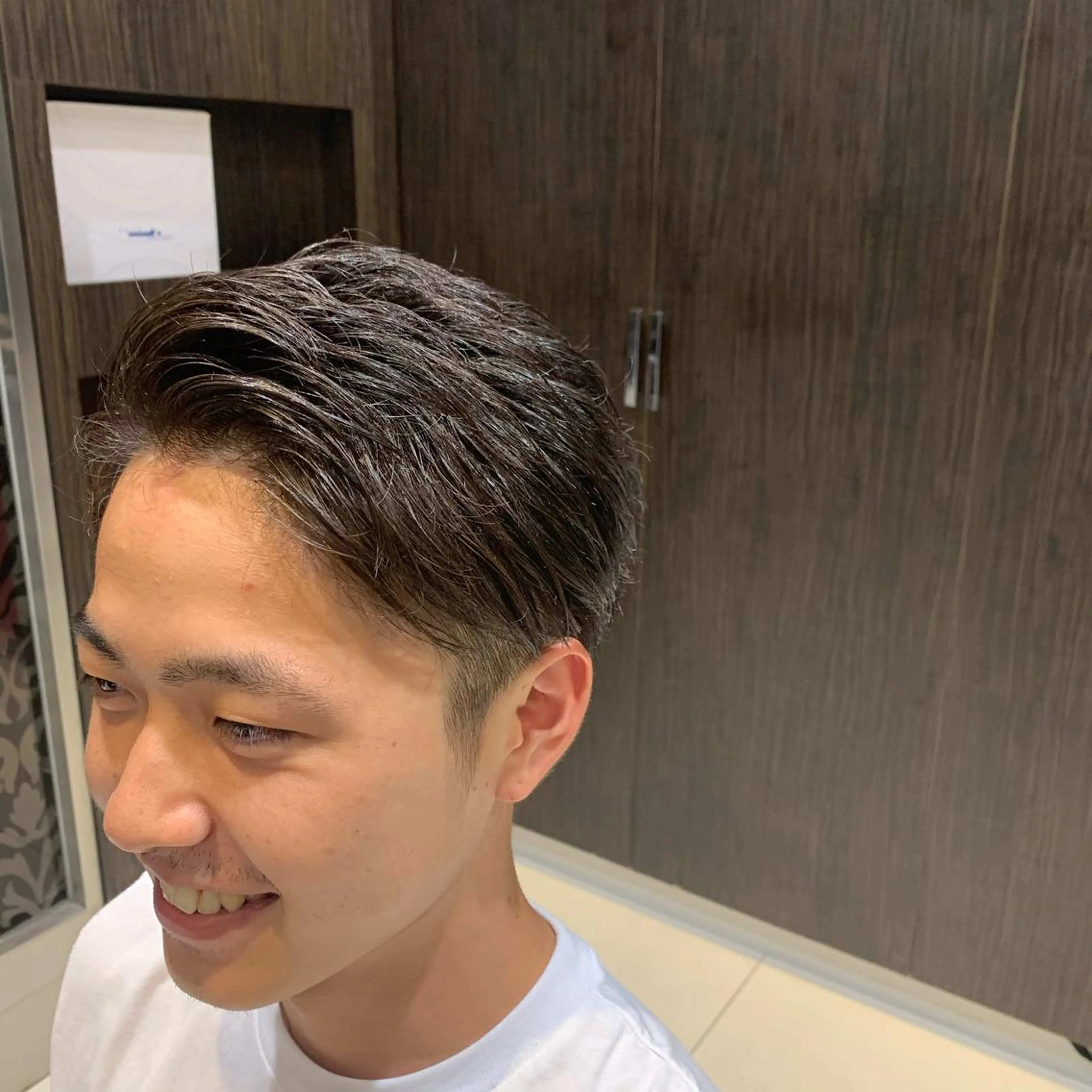 ミディアム カット 岡本 勇輝のヘアスタイル