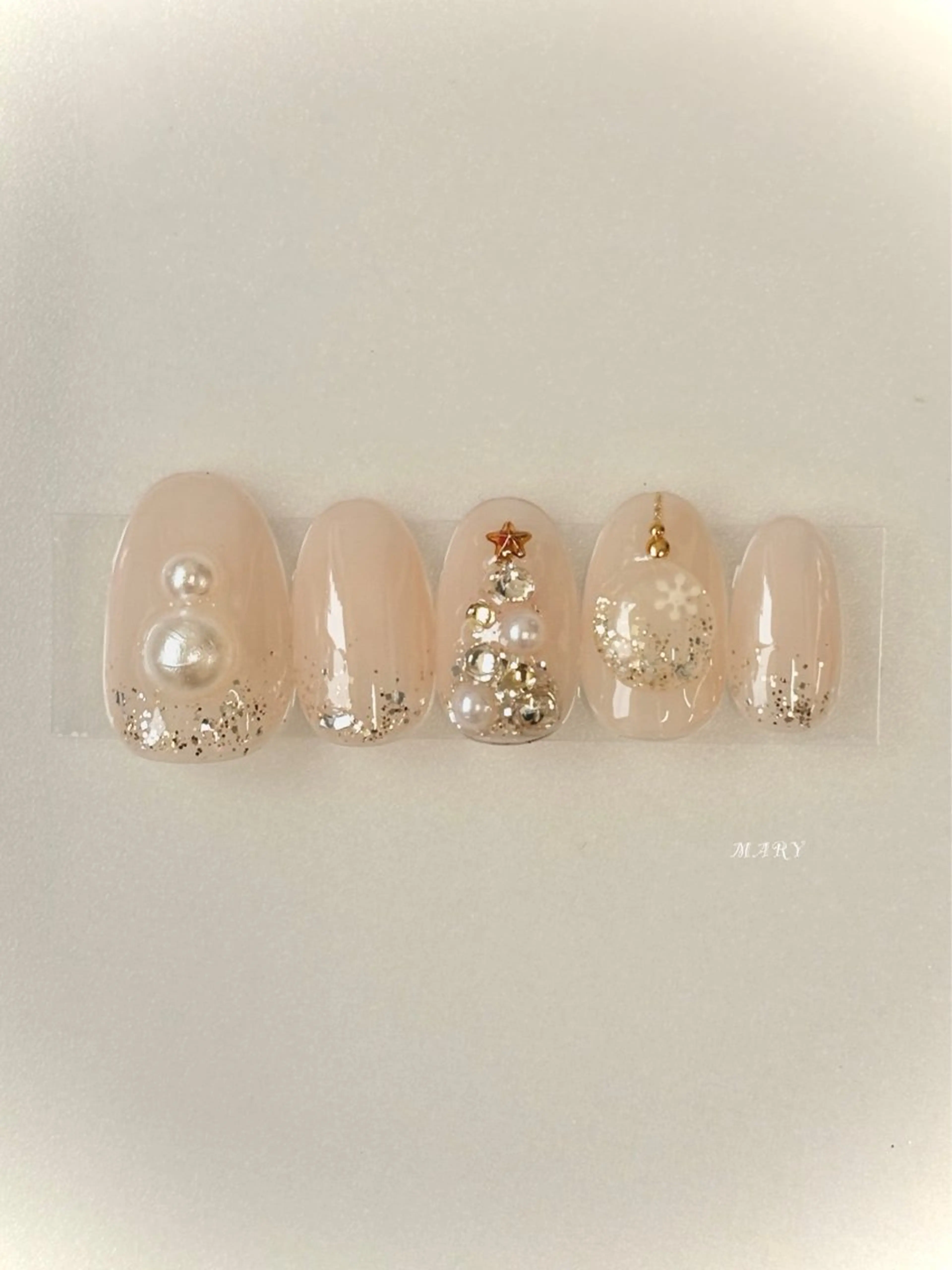 ネイル ニュアンスネイル 冬ネイル クリスマス ハンドネイル Mary nail所属・Mary nail .narumiのネイルデザイン