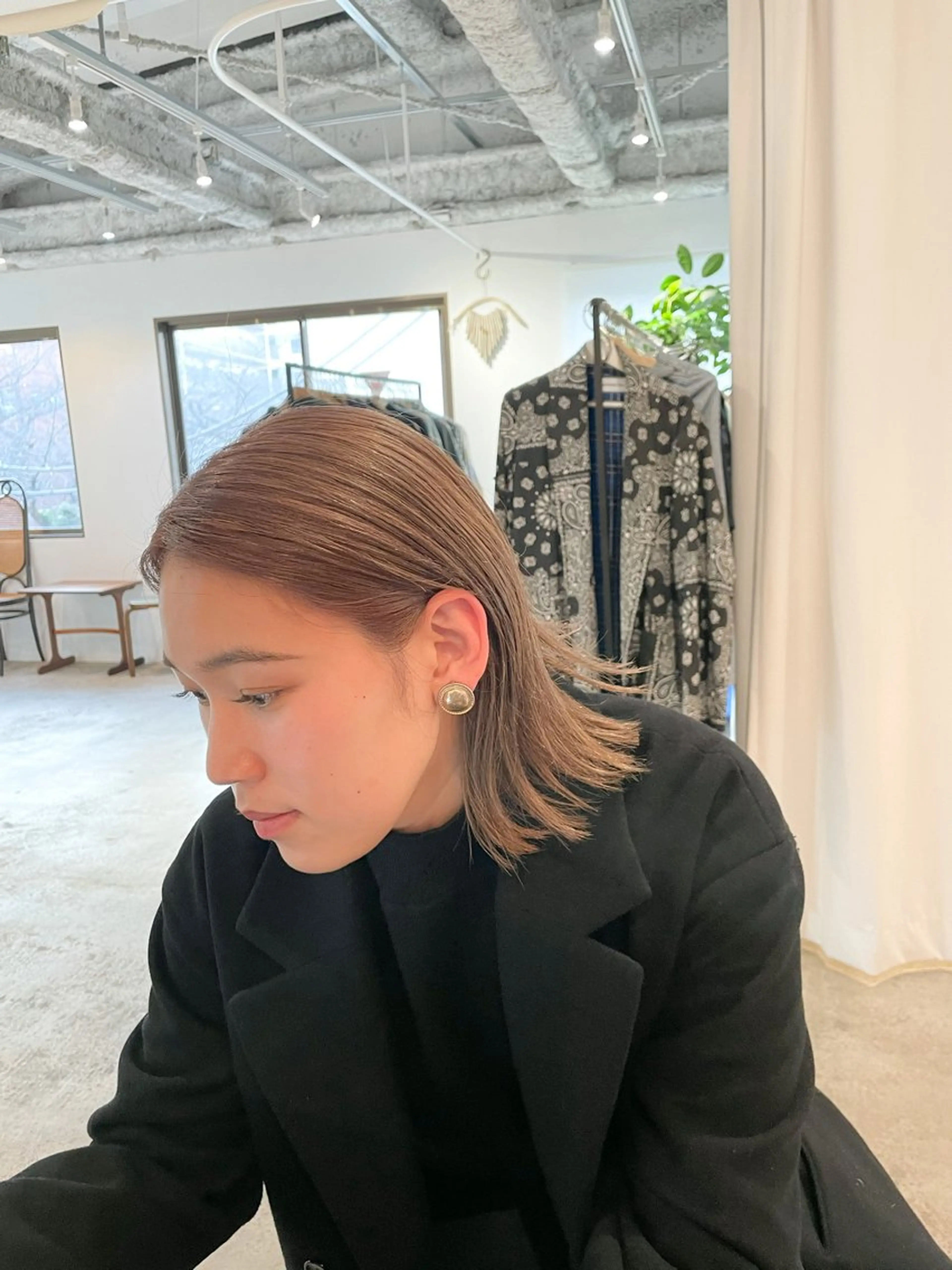 ミディアム カラー 切りっぱなしボブ ベージュカラー ブリーチ ボブ カット ヘアカラー Takuma Suzuki中目黒のヘアスタイル