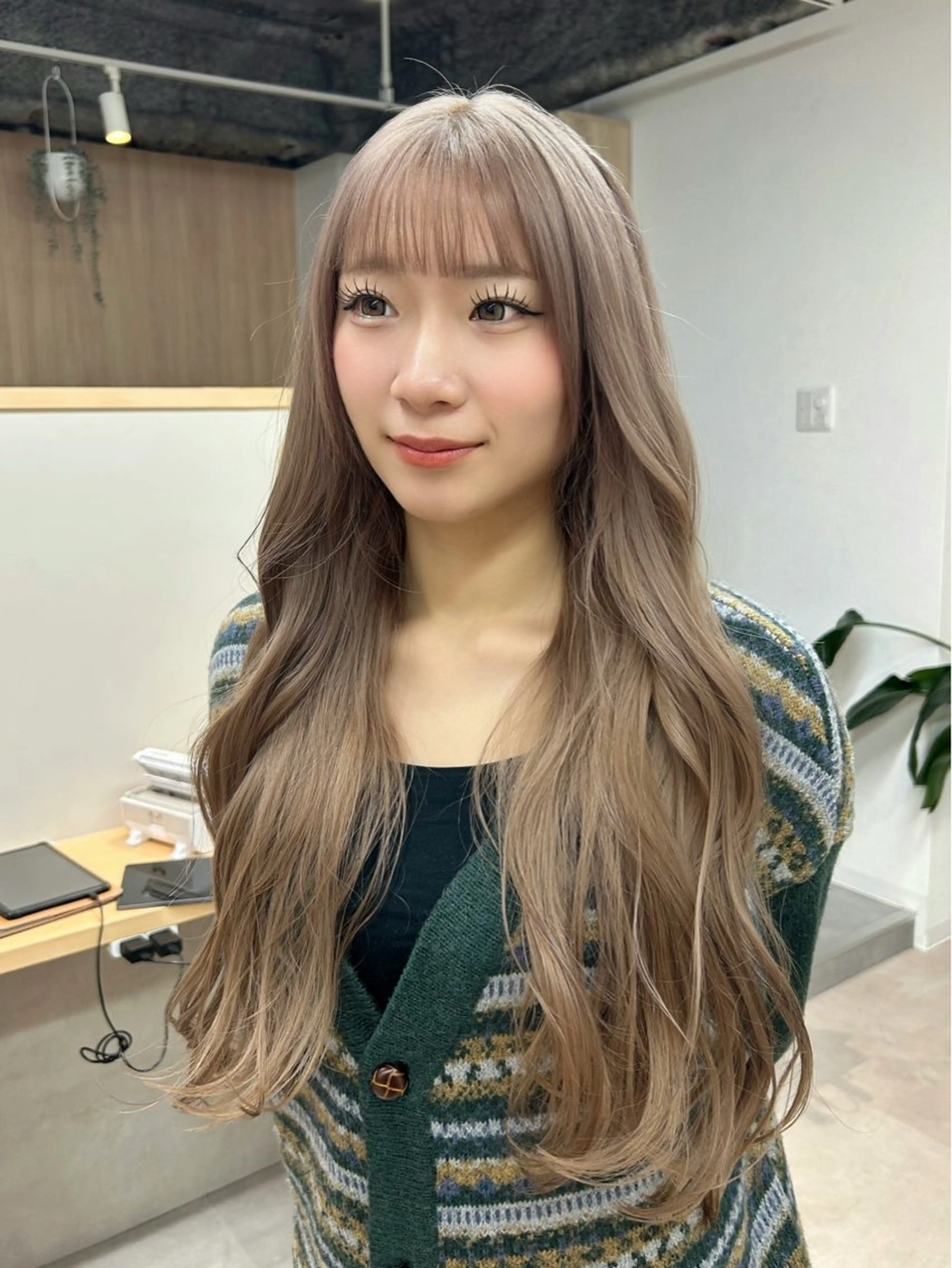 ロング カラー ベージュカラー ブリーチ ミルクティーベージュ カット ヘアカラー トリートメント 韓国ボブ/レイヤー/ ハイトーン/まなみのヘアスタイル