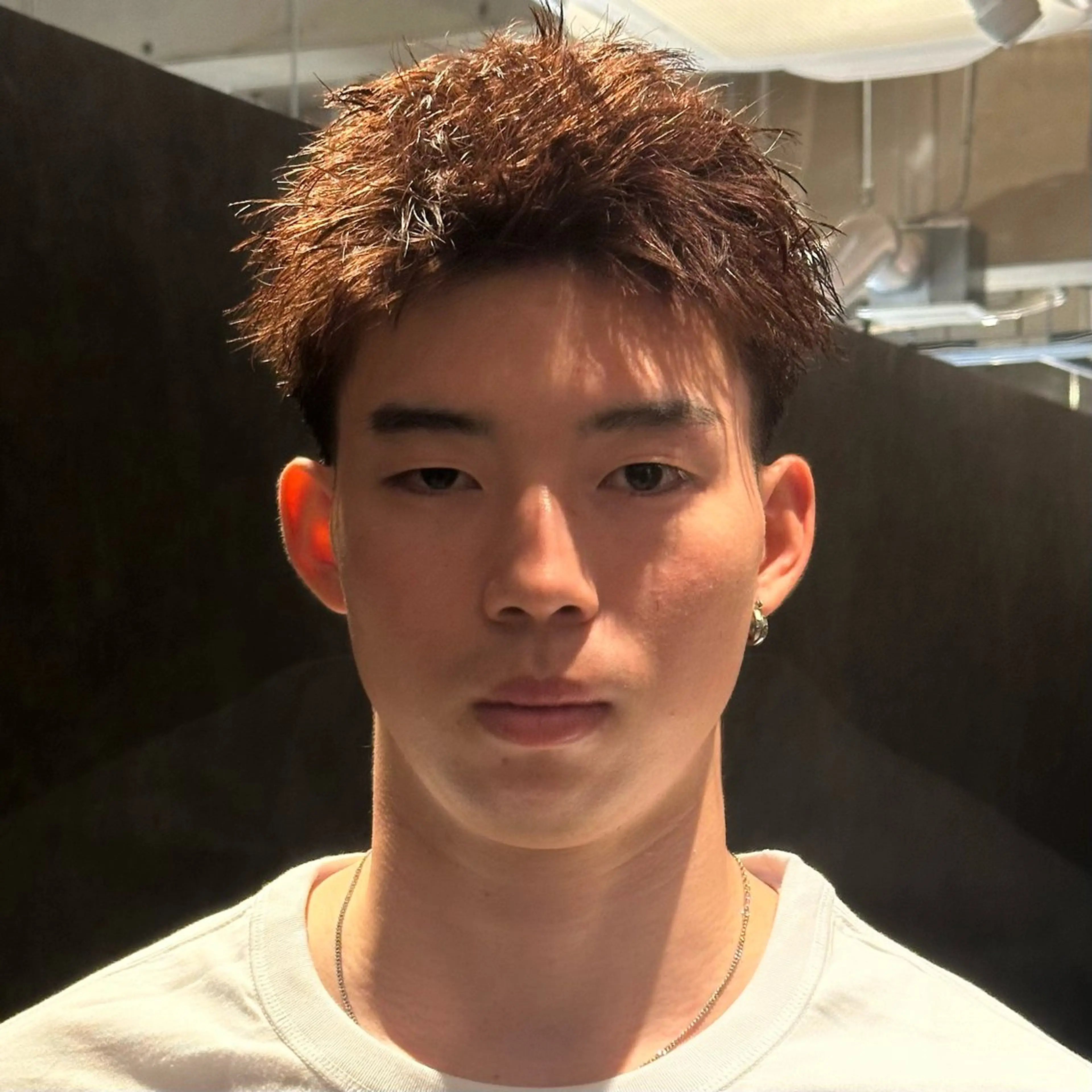 ミディアム カラー パーマ メンズ ミディアムパーマ メンズブリーチ センターパート フェードカット フェザーパーマ 金山駅前メンズカット モデル募集 青島永透のヘアスタイル