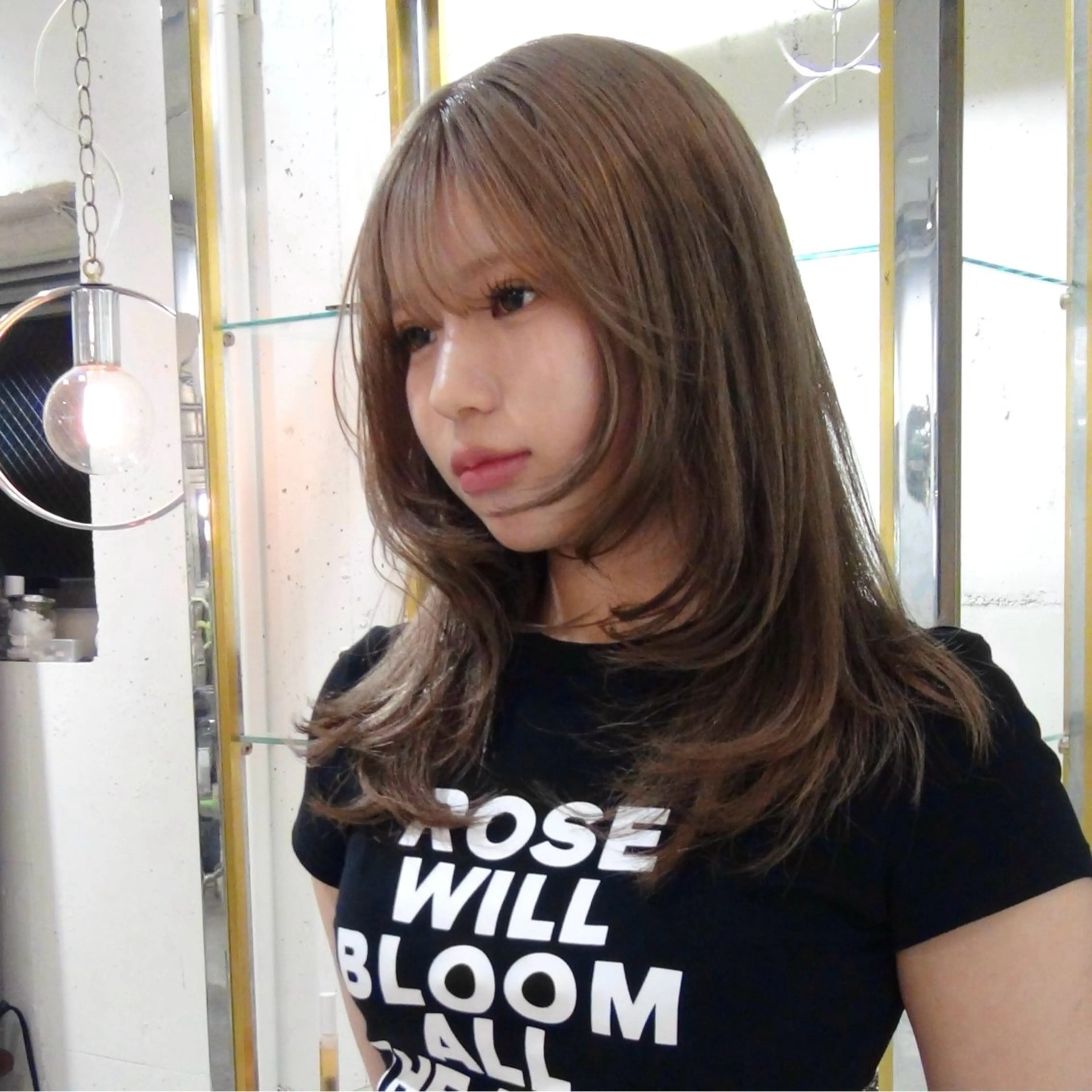 セミロング ヘアカラー WATER所属・SAKI 🪽 ハイトーンのヘアスタイル
