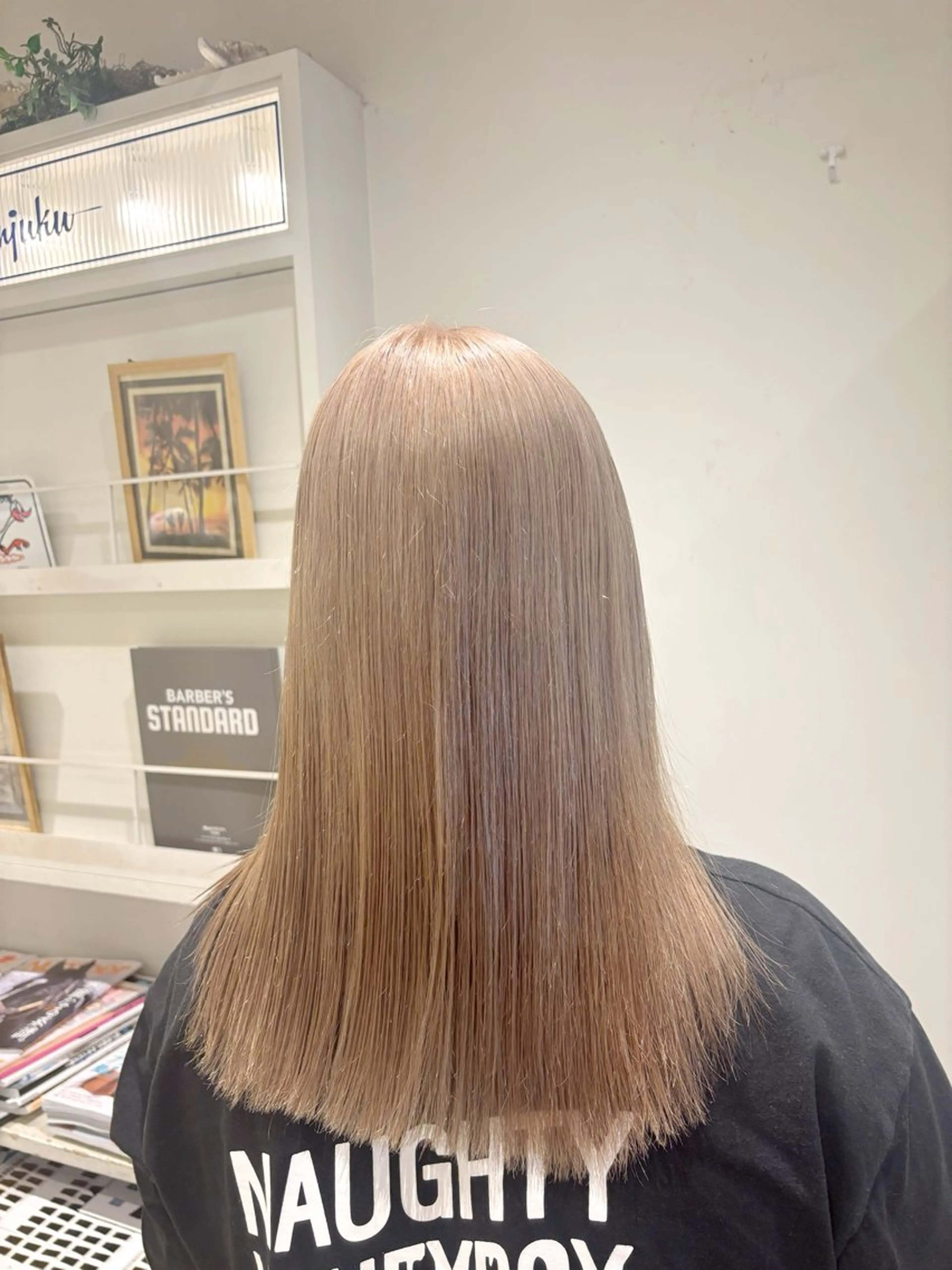 ミディアム カラー ベージュカラー ハイトーンカラー ハイトーンベージュ カット ヘアカラー トリートメント 新井 彩斗EIGHT新宿のヘアスタイル