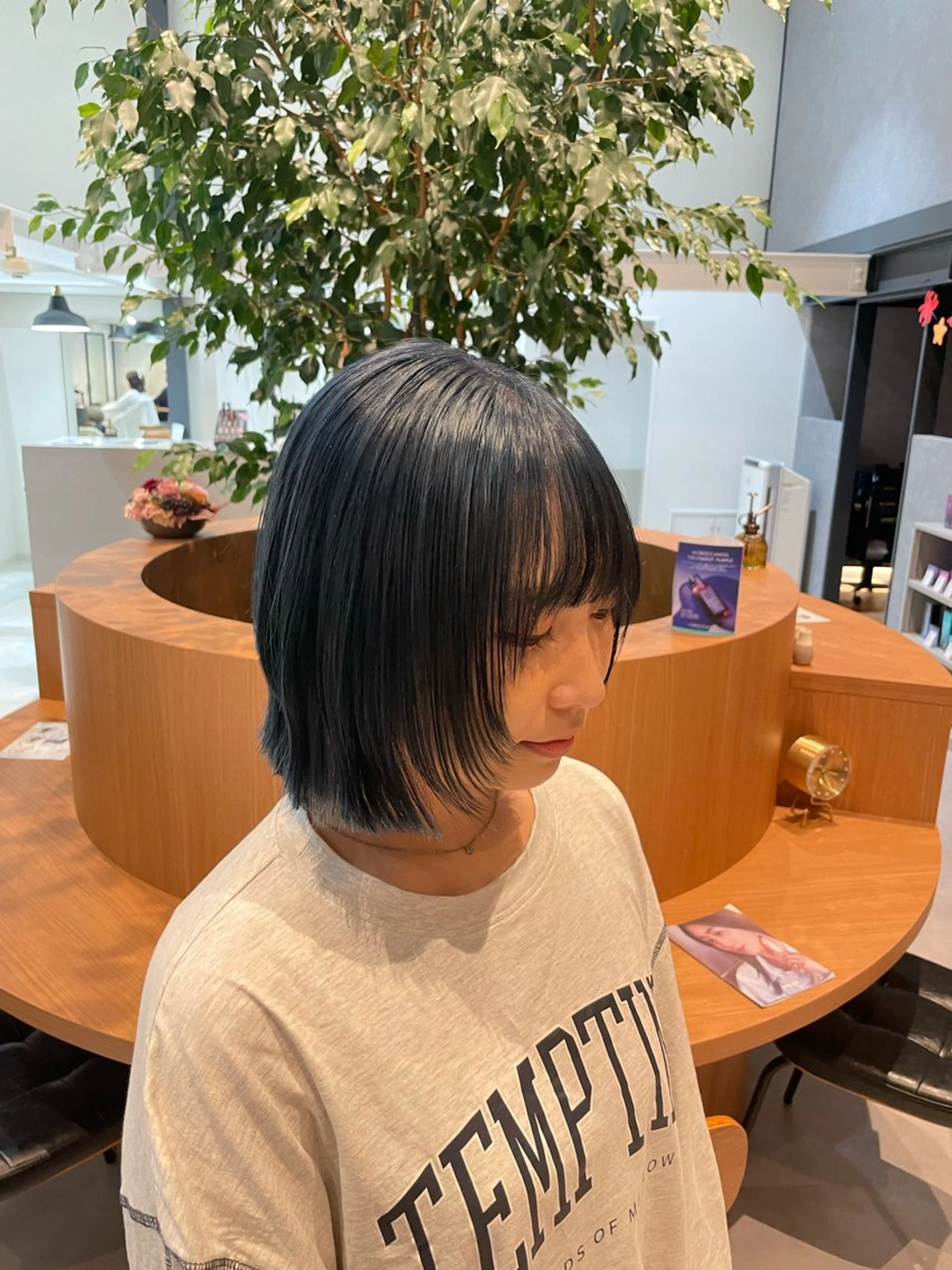 ミディアム カラー ブルーカラー バイオレットカラー ボブ くびれヘア カット ヘアカラー ayaka |トレンドヘアのヘアスタイル