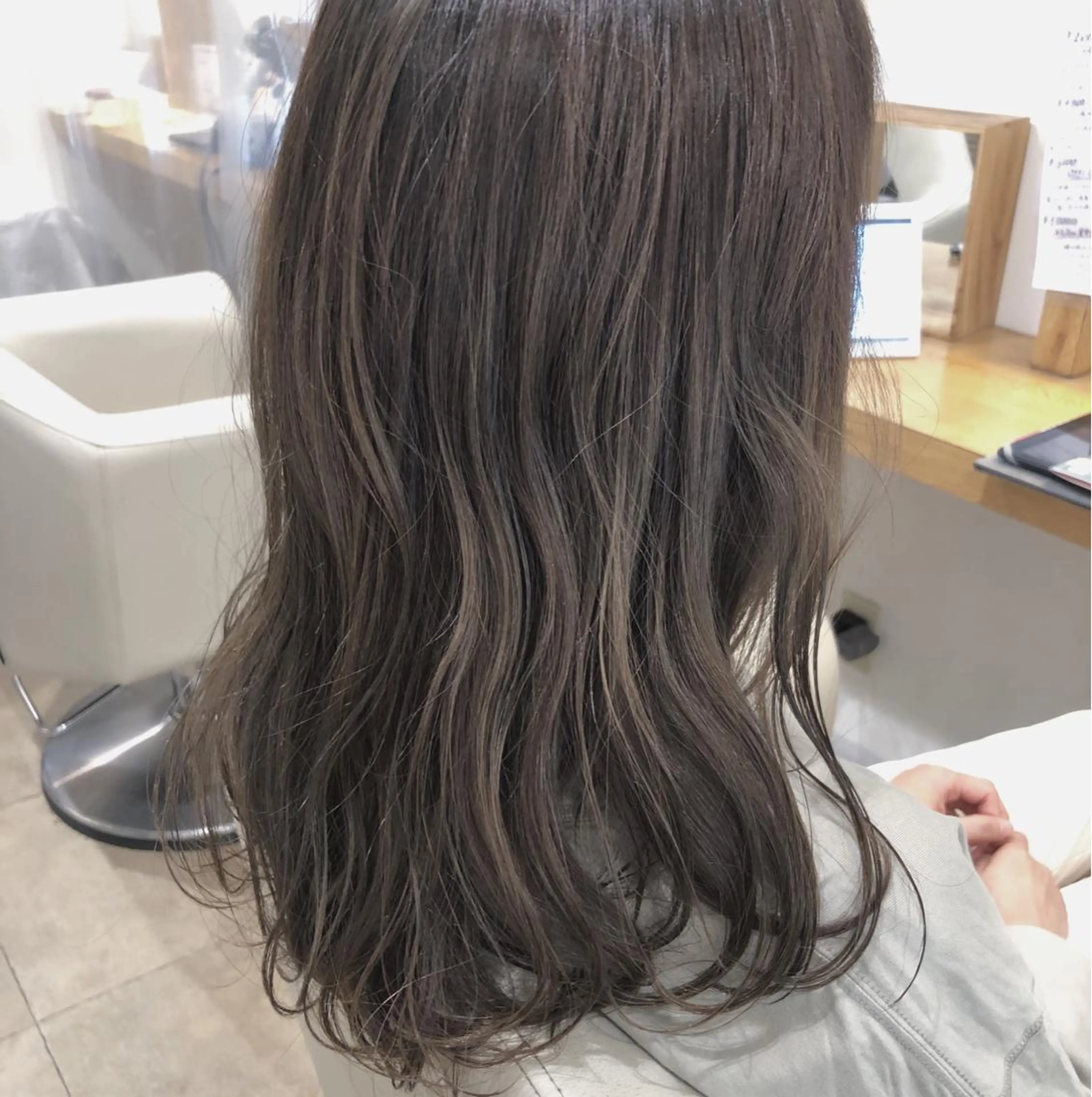 セミロング カラー アッシュ ハイライトカラー ハイライト 髪質改善とカラー特化 ✨Hito.nowaのヘアスタイル