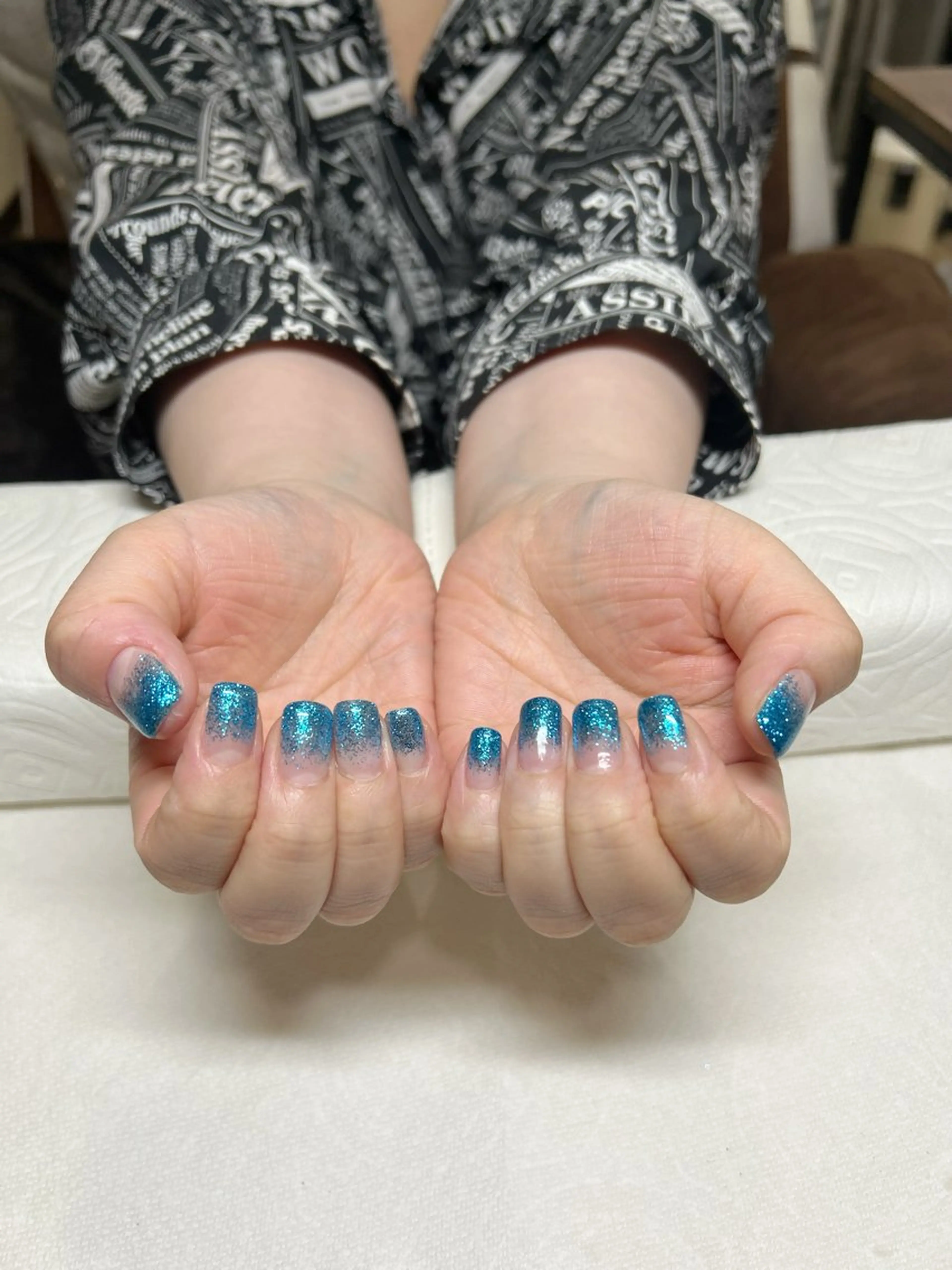 ネイル ブルー グラデーション ラメ(グリッター) ラメグラデーション nail salon＆school felice所属・フェリーチェ瑞江店 新山のネイルデザイン