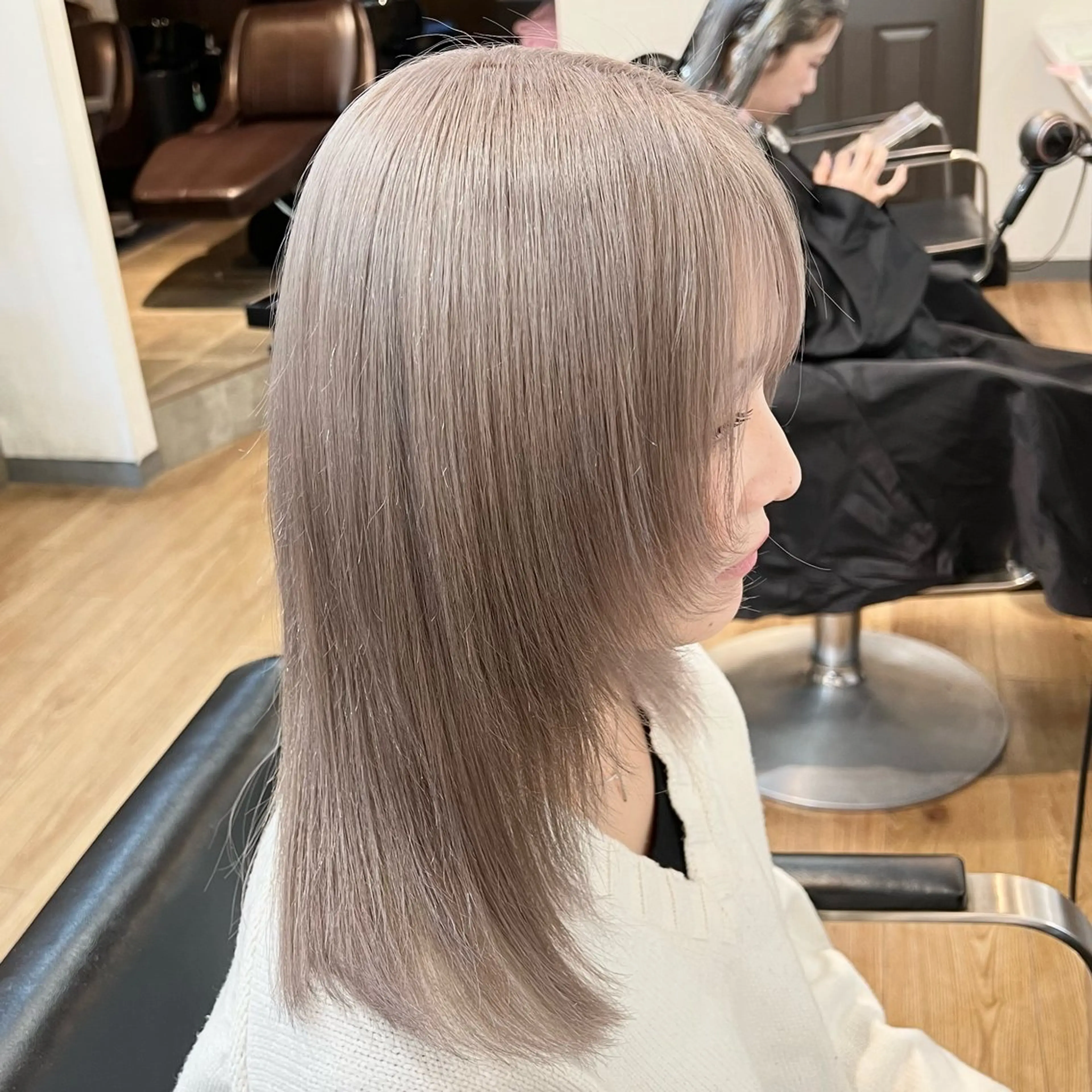ミディアム カラー ベージュカラー ブリーチ ホワイトベージュ カット ヘアカラー Ami ブリーチ/ハイトーンのヘアスタイル