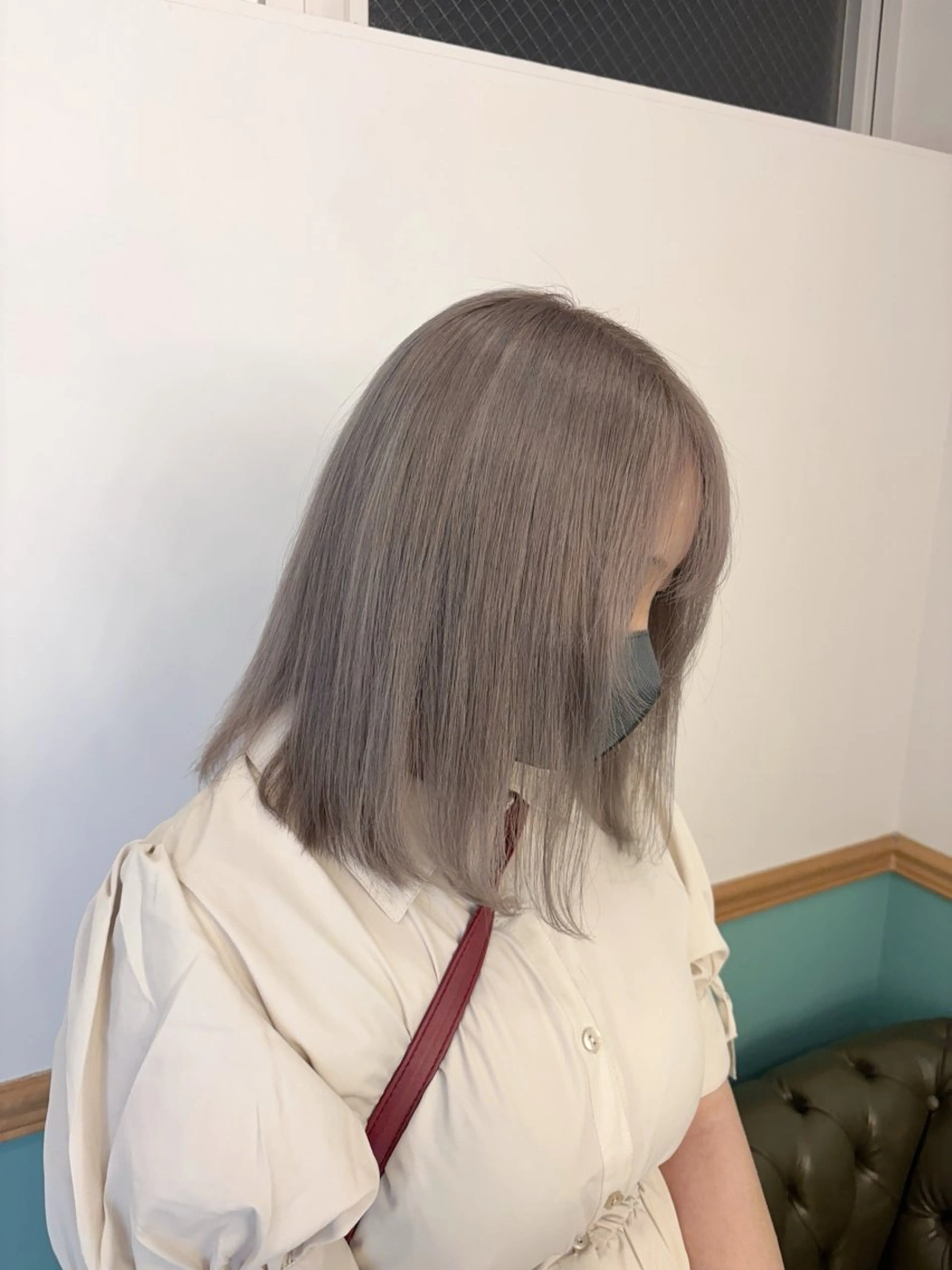 ミディアム カラー ブリーチ グレージュ ハイトーンカラー ハイトーングレージュ ヘアカラー レイヤーカット× ハイトーン👾はちすのヘアスタイル