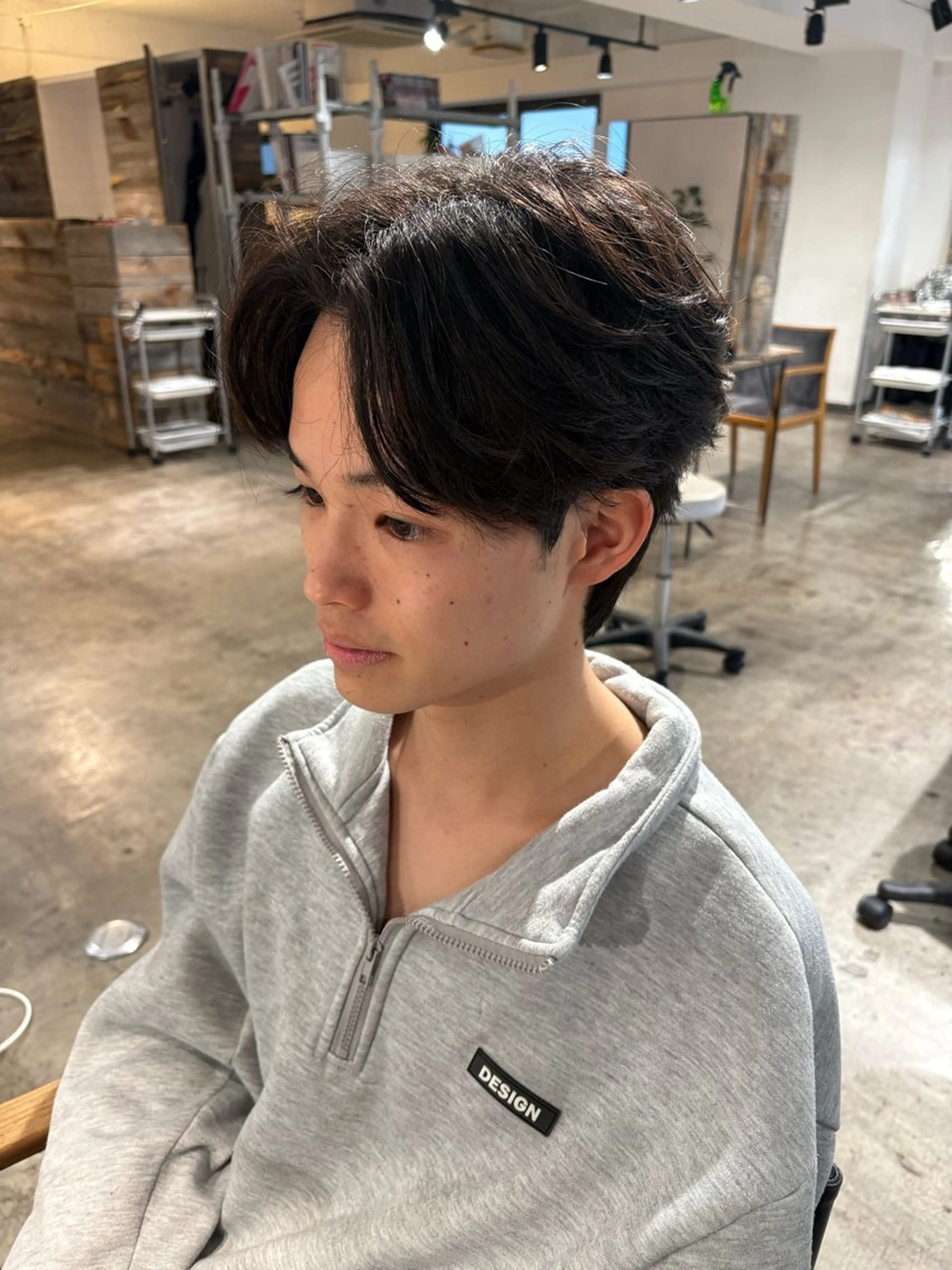 ミディアム パーマ メンズ ミディアムパーマ センターパート ダウンパーマ フェザーパーマ カルマパーマ カット パーマ フェザーパーマ癖毛 曲がる縮毛矯正森岡のヘアスタイル