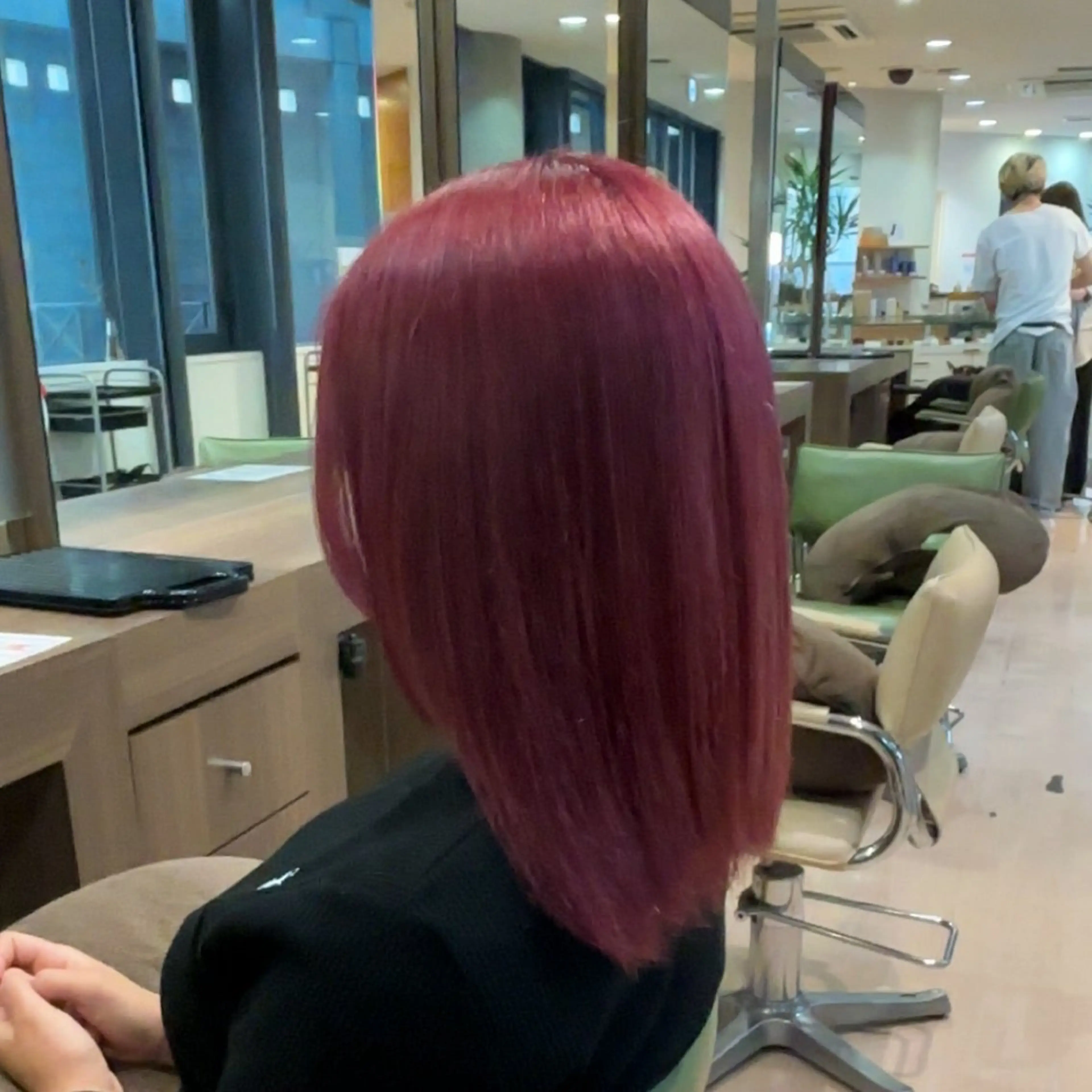 セミロング カラー aura所属・波巻きパーマ✨️ ケアブリーチカラーのヘアスタイル