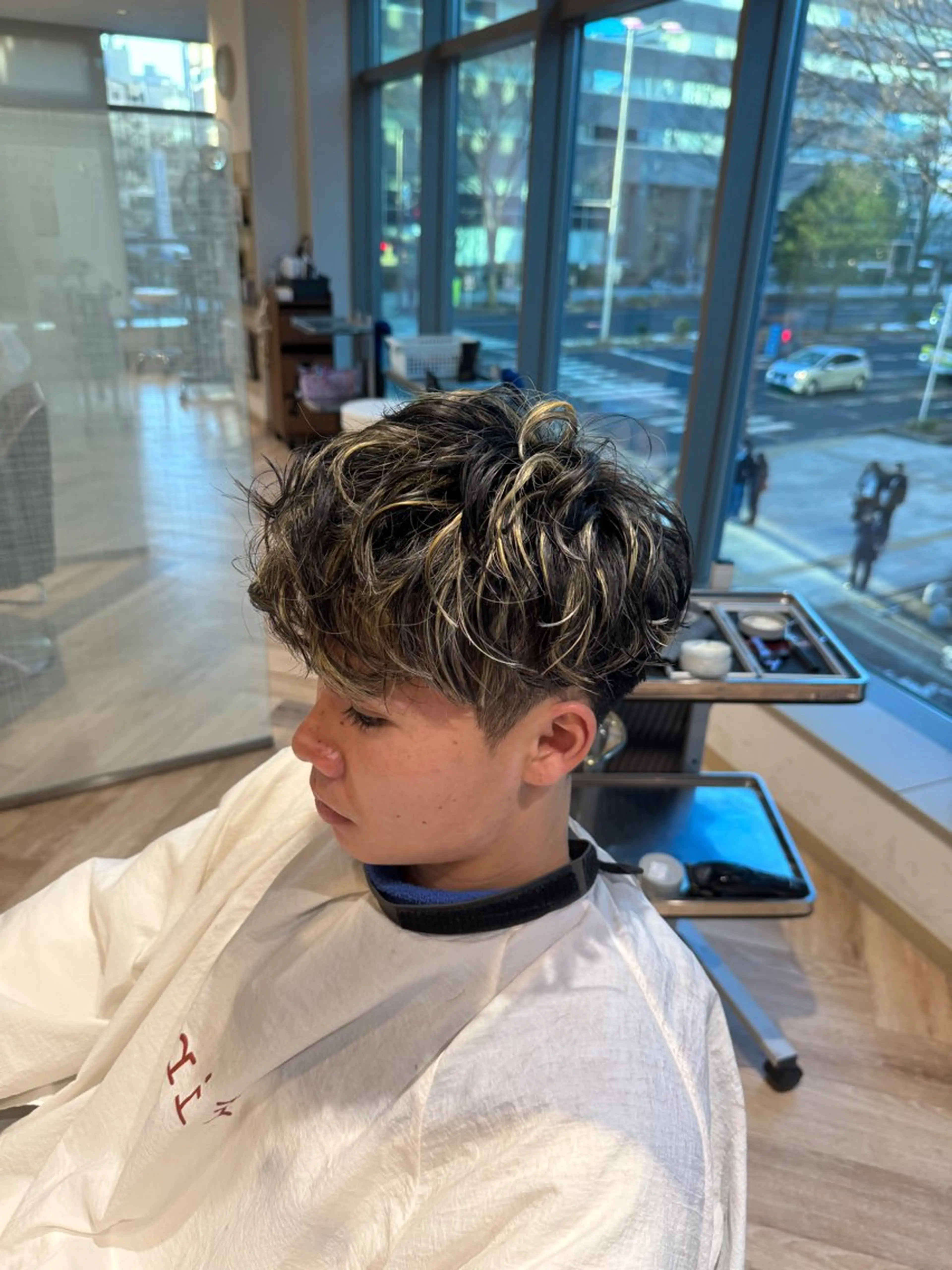 ショート カラー メンズ メンズハイライト ハイライトカラー ハイライト メンズ特化/ センターパート/八谷のヘアスタイル