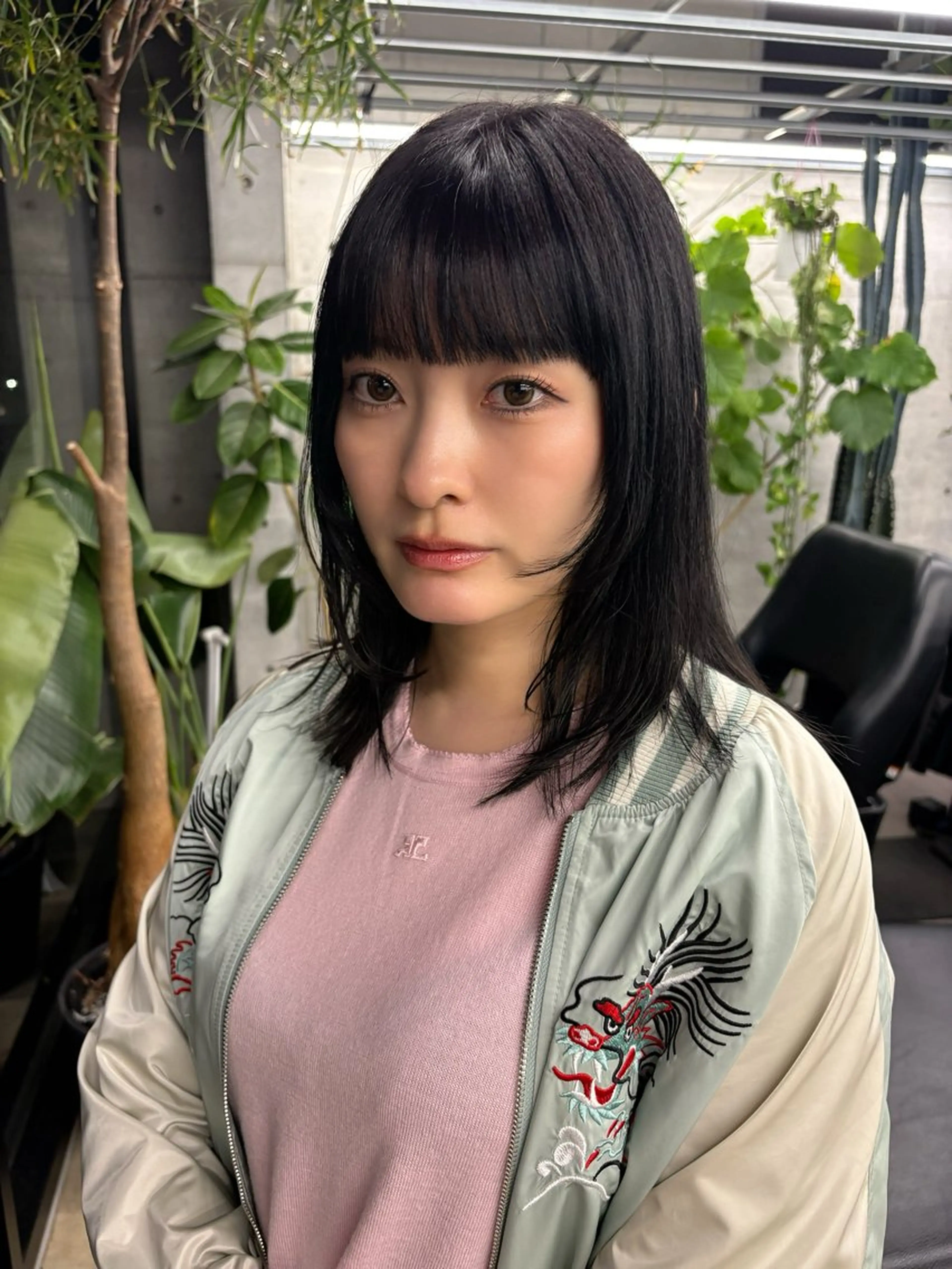 ミディアム カラー ボブレイヤー ボブ レイヤーカット カット ヘアカラー トリートメント 似合わせカット レイヤーボブウルフのヘアスタイル
