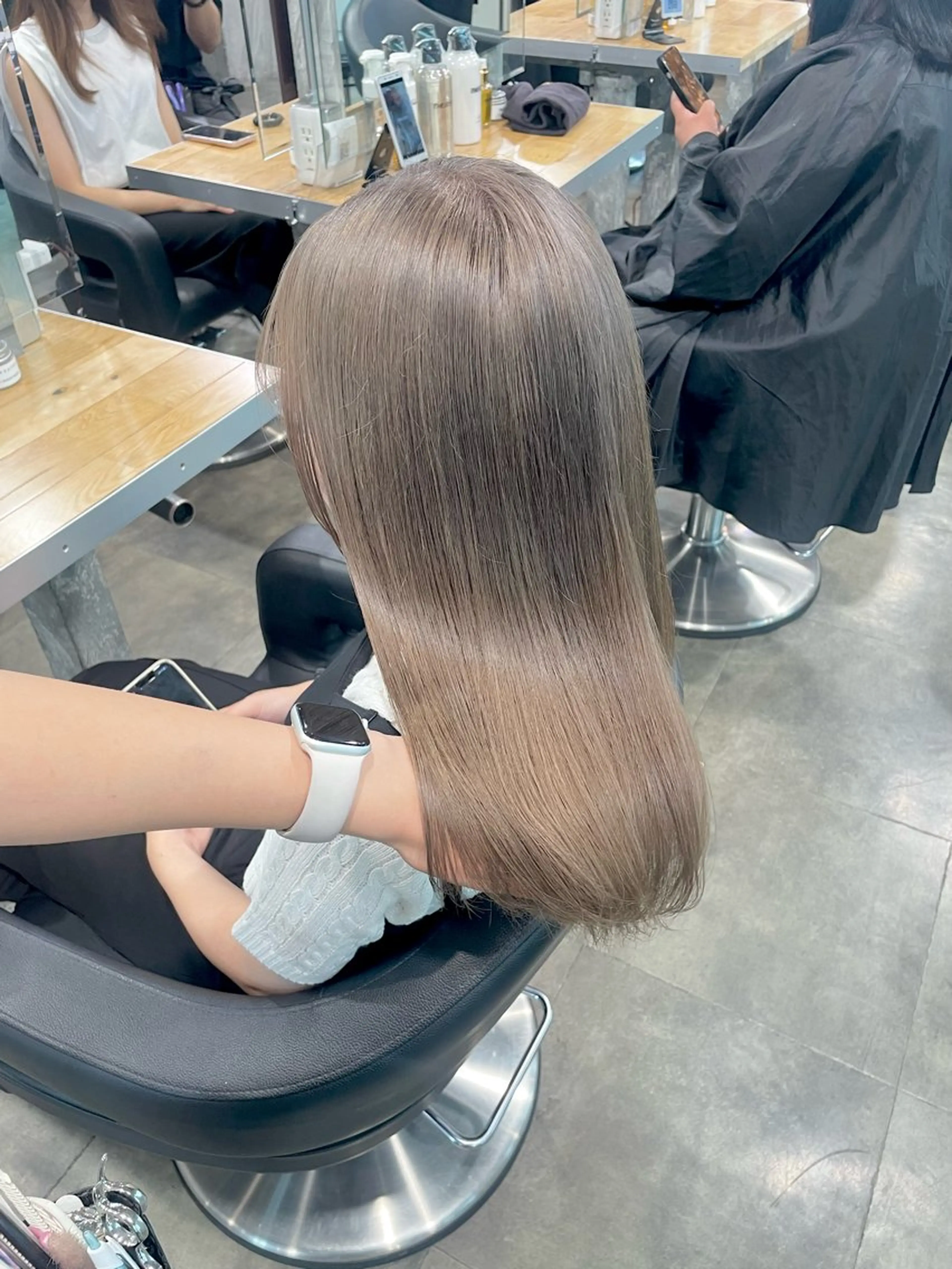 カラー ベージュカラー ブリーチ ハイトーンカラー ミルクティーベージュ ヘアカラー ハイトーンカラー 🦄レイヤーカットのヘアスタイル