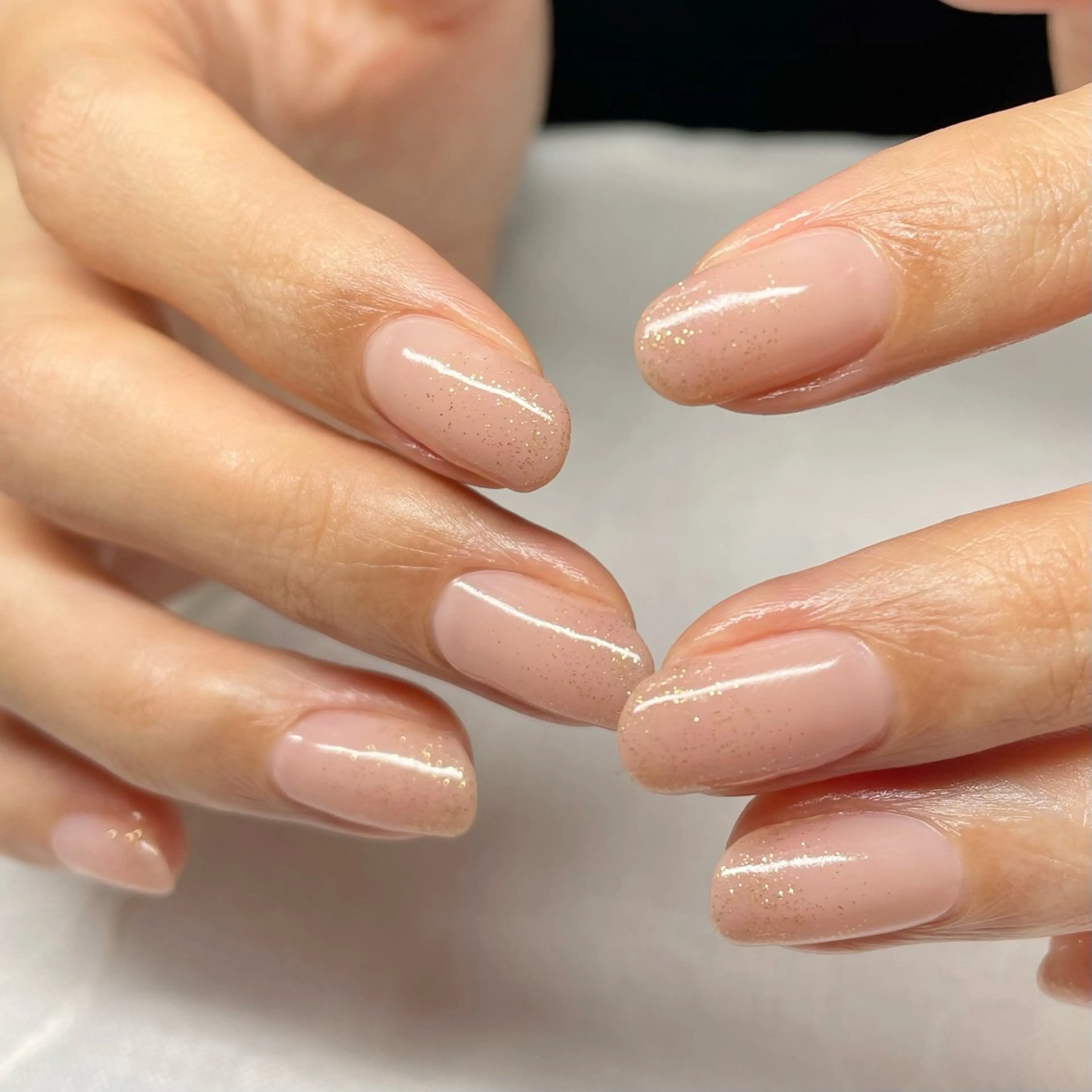 ネイル ゴールド グラデーション ラメ(グリッター) オフィスネイル nailroom lilasのネイルデザイン