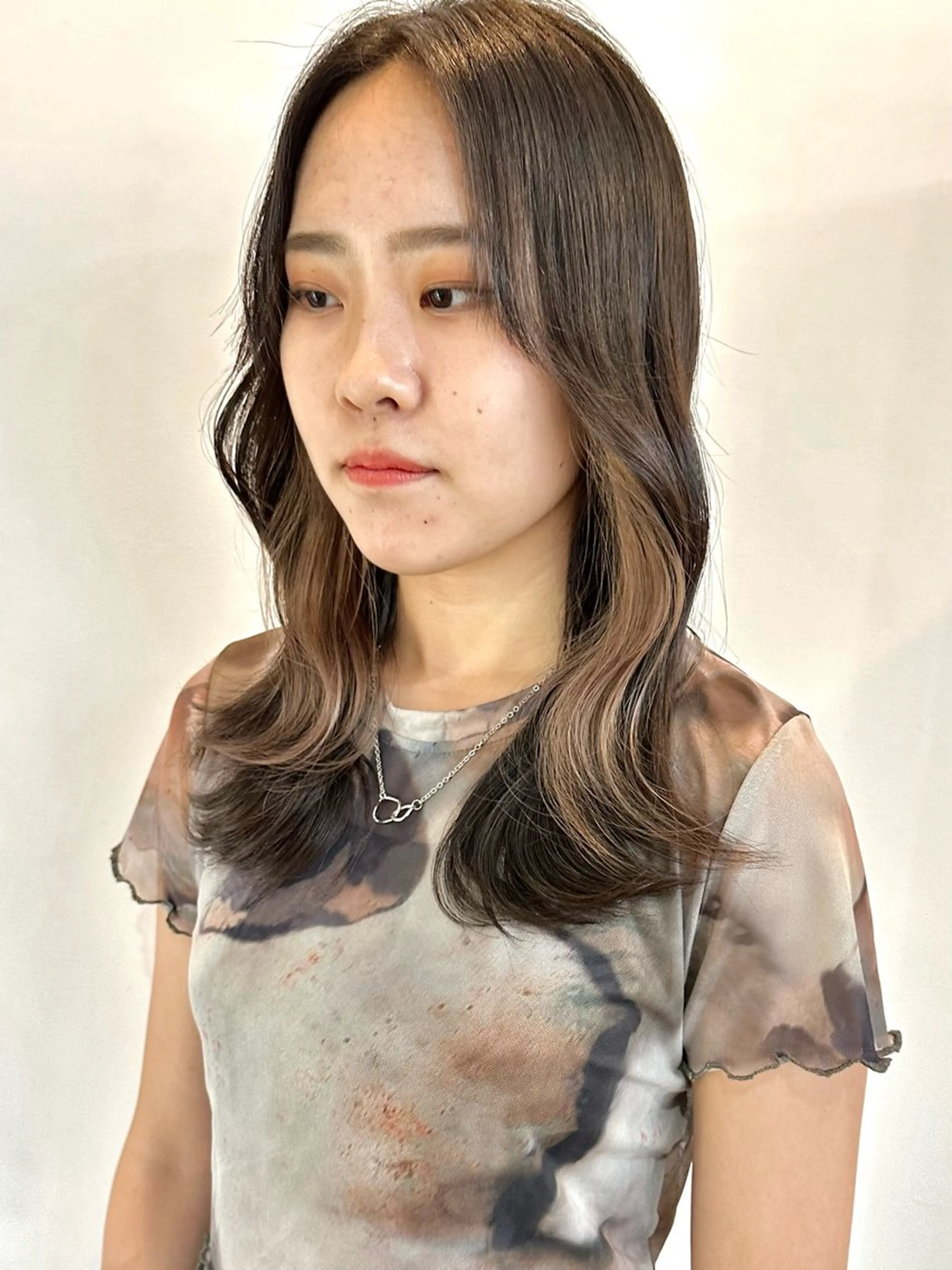 セミロング カラー ヘアアレンジ ブリーチ グレージュ インナーカラー 韓国風ヘア レイヤーカット SAKURA表参道所属・切りっぱなしボブ/ デザインカラー店長のヘアスタイル