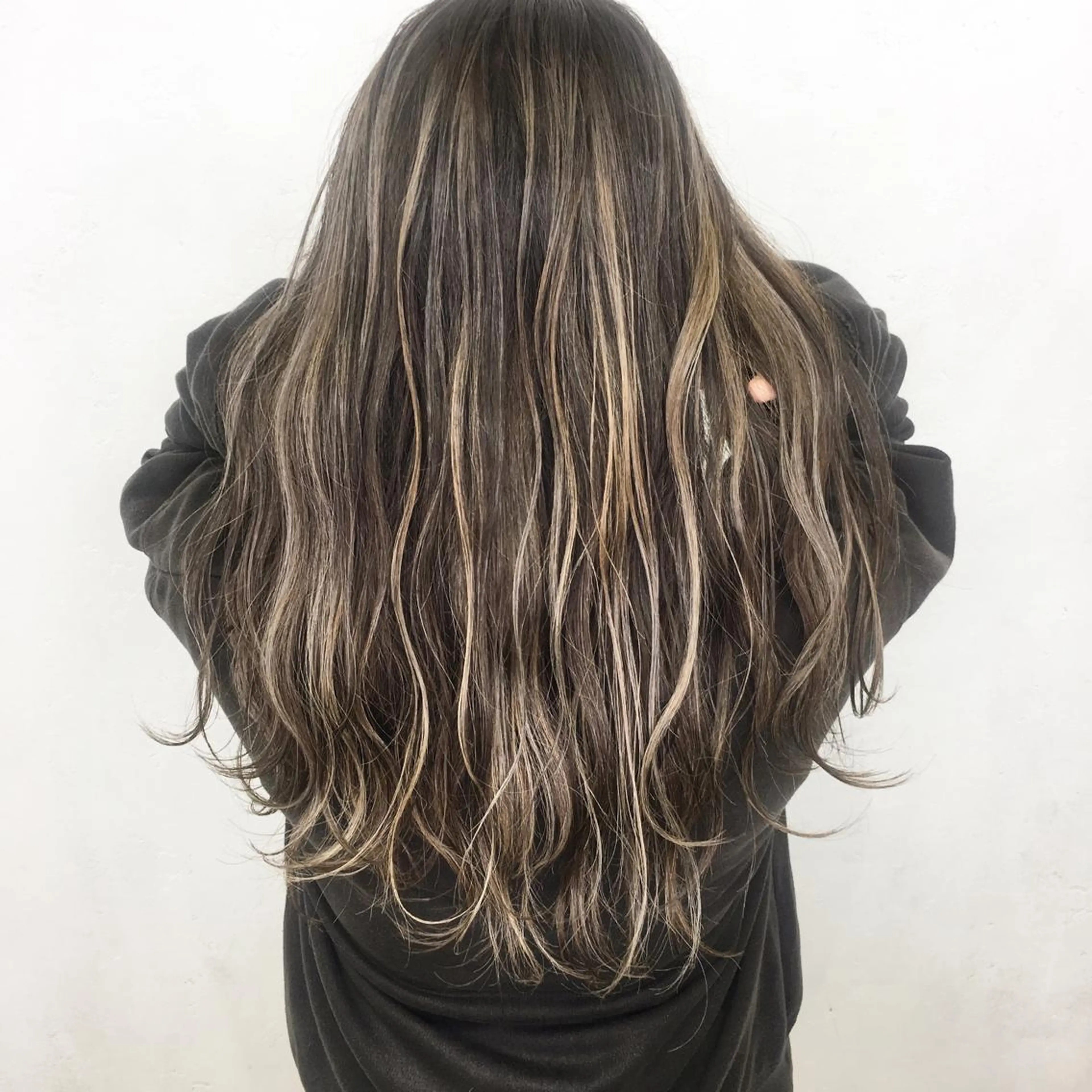 セミロング ハイライト まお♡レイヤーカット 耳ツボジュエリーのヘアスタイル