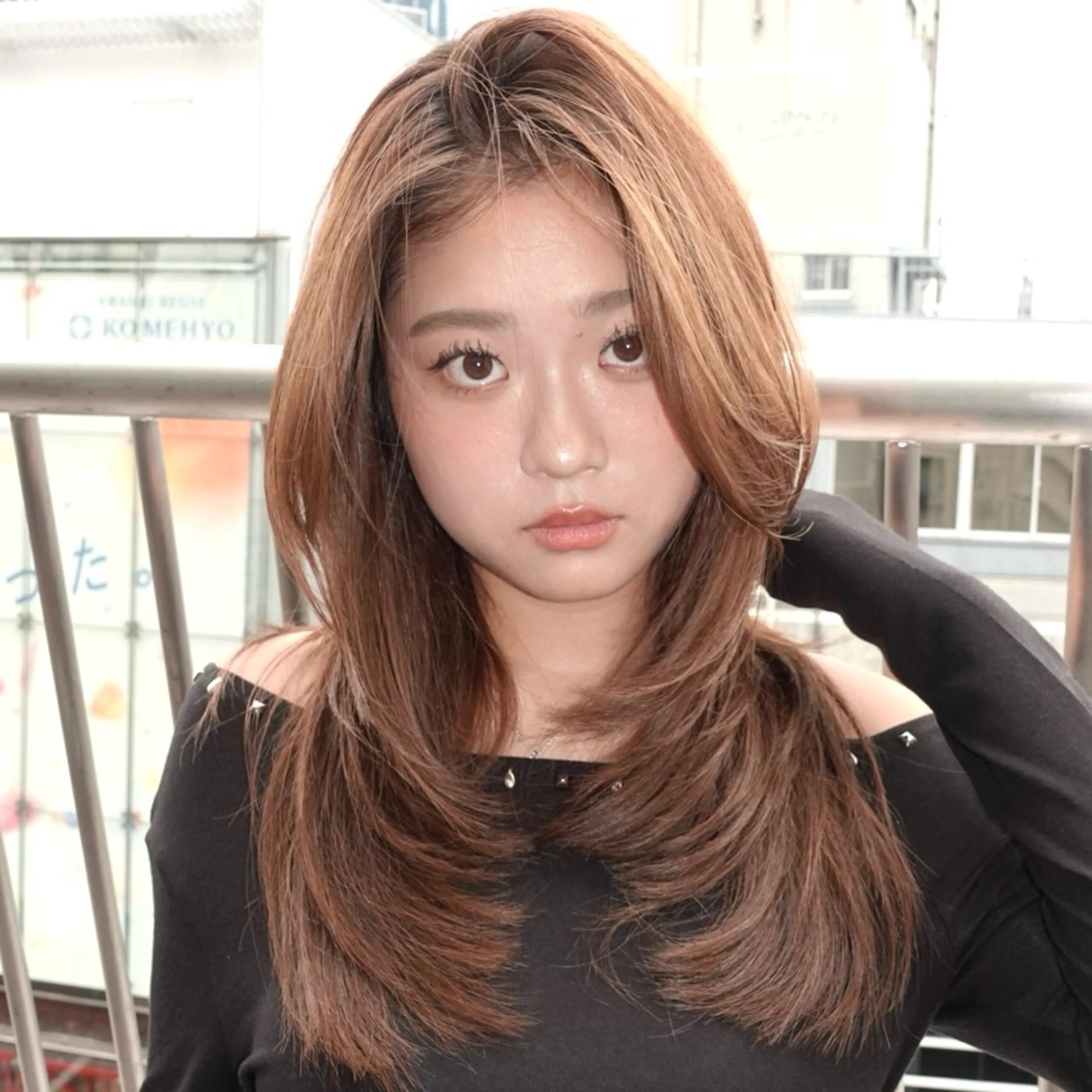 ミディアム カラー カット ヘアカラー トリートメント レイヤーカット ダブルカラーのヘアスタイル