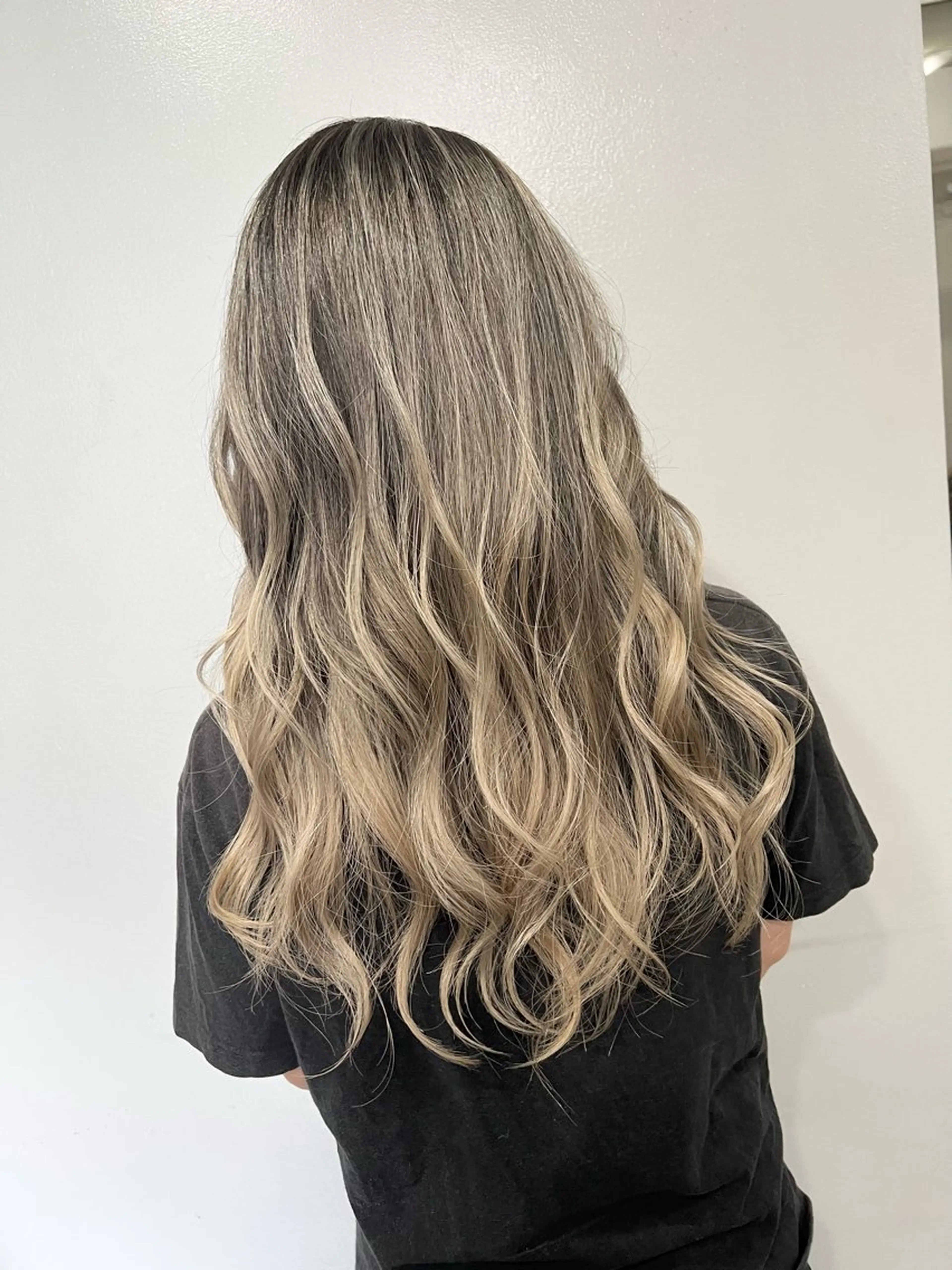 ロング カラー バレイヤージュ ベージュカラー グラデーションカラー ホワイトベージュ レイヤーカット ヘアカラー 寺嶋 貴大のヘアスタイル