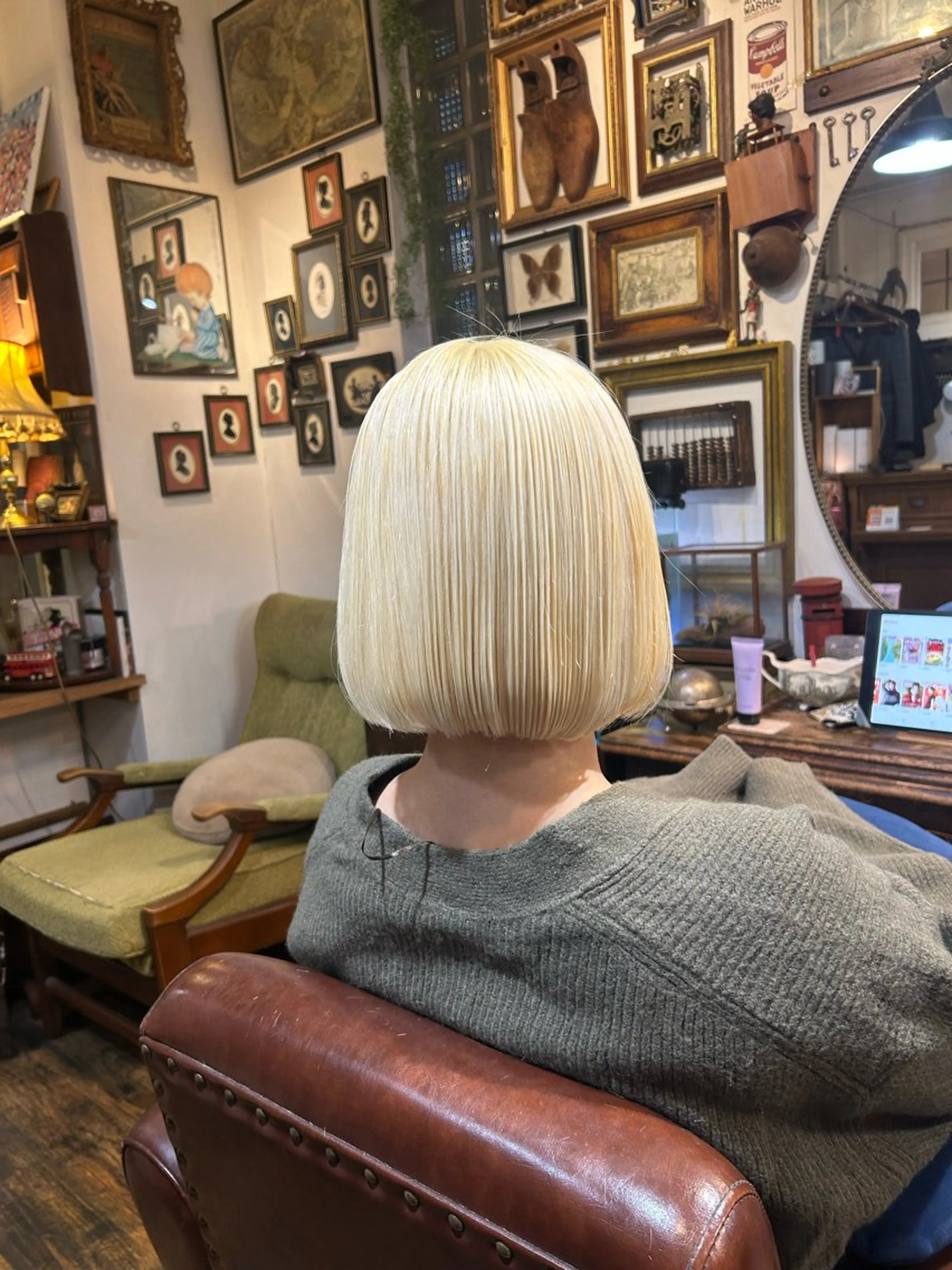 ショート カラー ブリーチ 抜きっぱなしブロンド ブロンド ホワイトブロンド カット ヘアカラー トリートメント ヘッドスパ BRITS 渡辺 菜々子のヘアスタイル