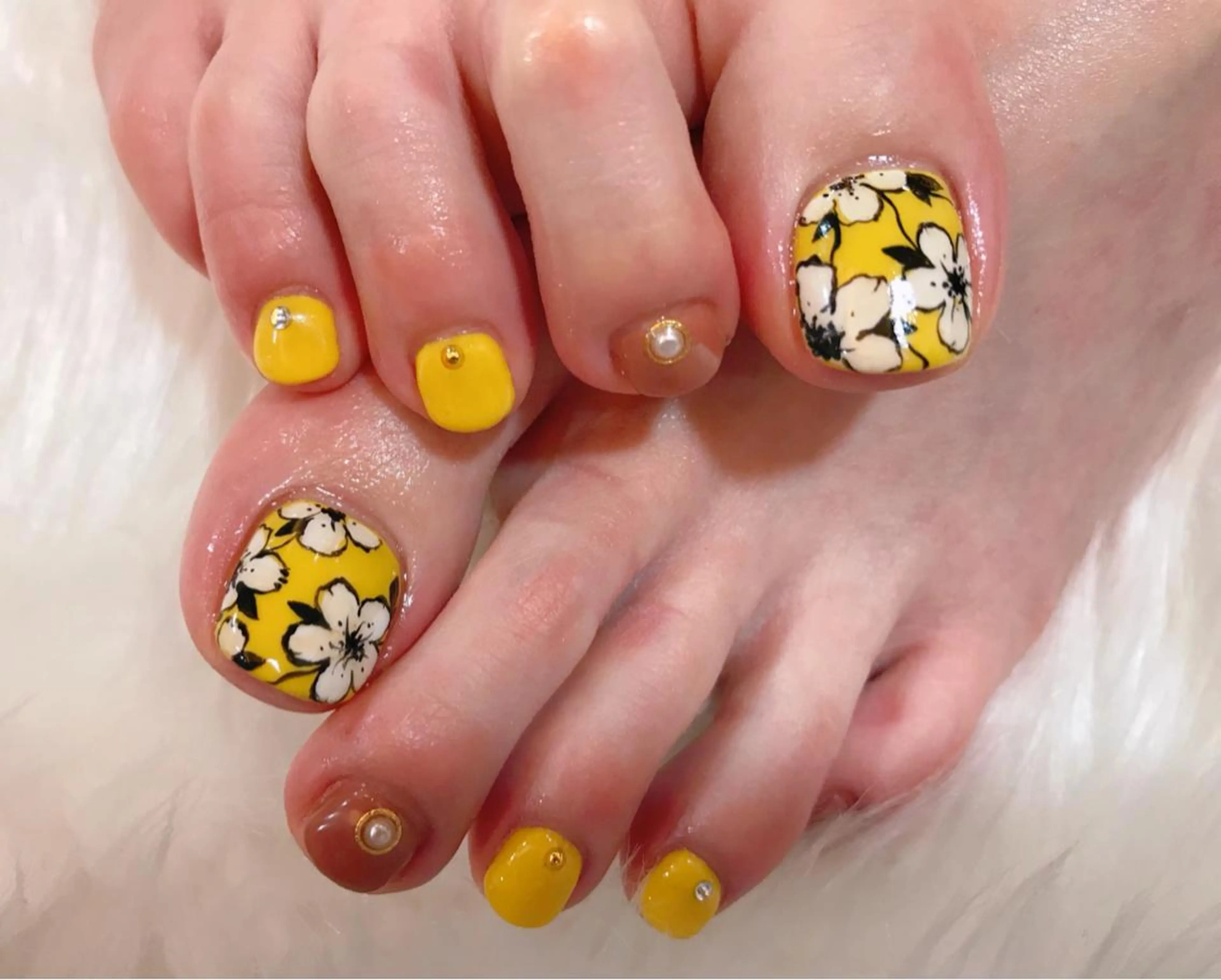 ネイル 黄色 nailsalon colon所属・nailartist lisaのネイルデザイン