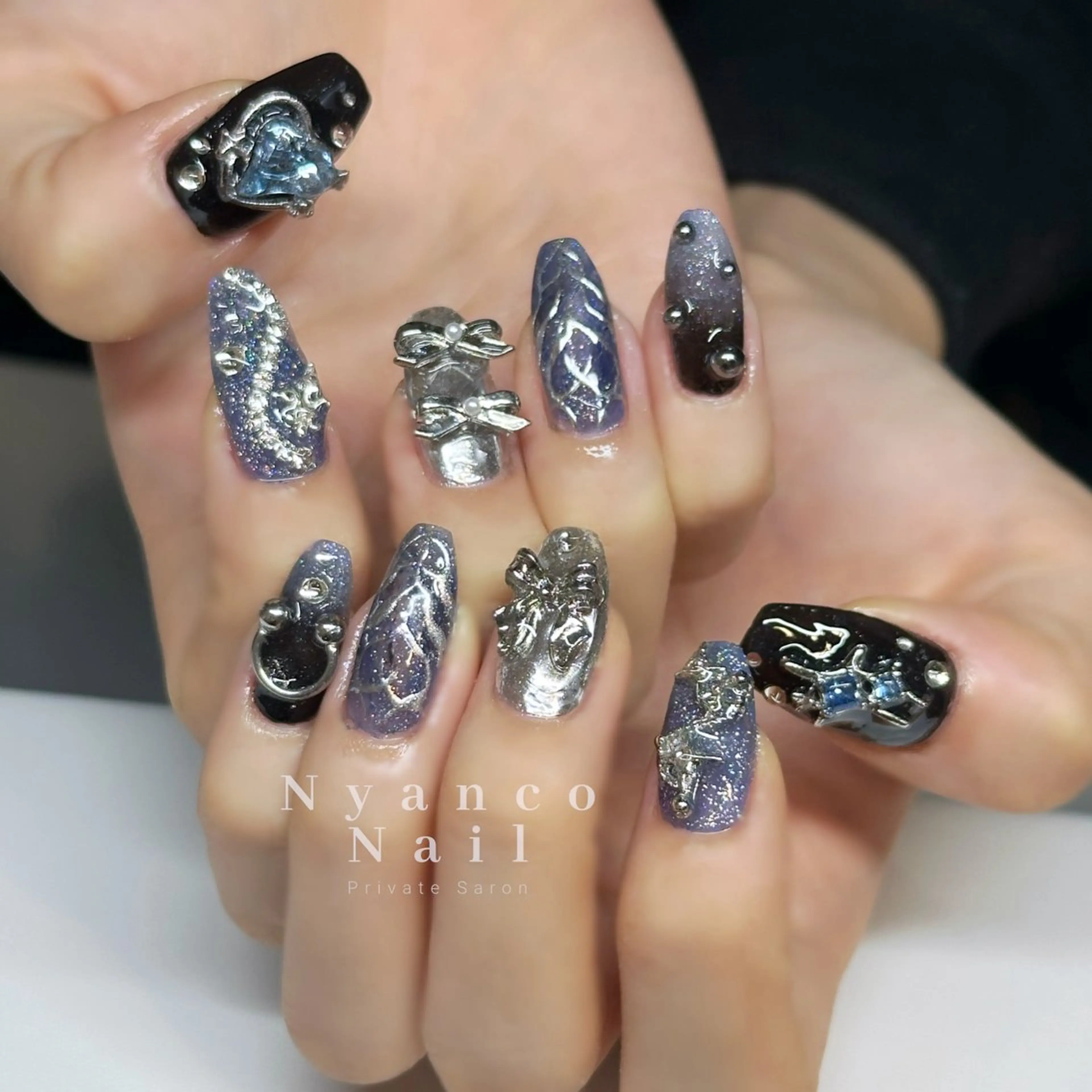 ネイル ジェルネイル キラキラネイル 韓国ネイル ミラーネイル シルバー Nyanco Nailのネイルデザイン