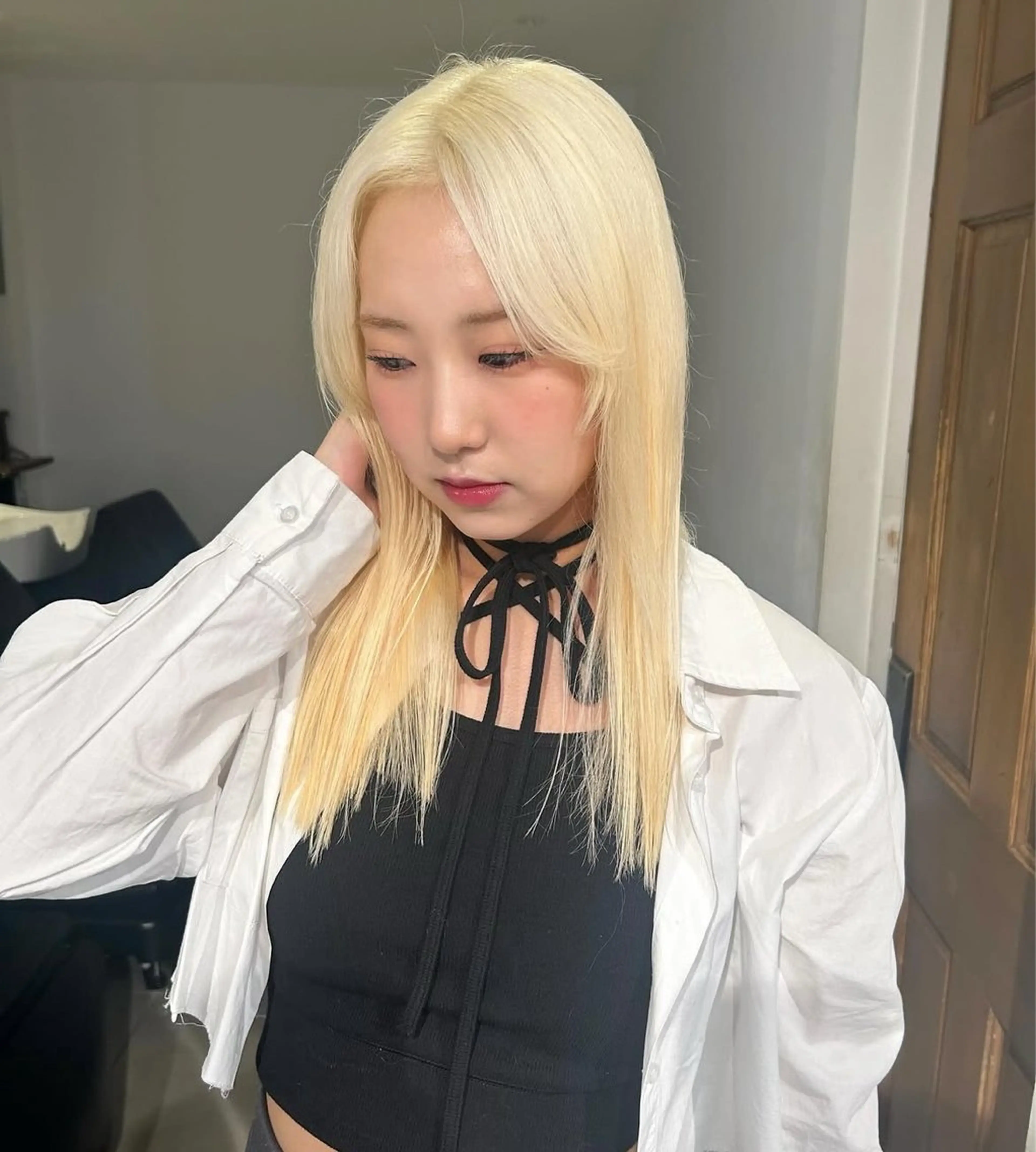 セミロング カラー ブリーチ 抜きっぱなしブロンド ブロンド ルーツカラー/暖色カ ラー/EMIRI🍀のヘアスタイル
