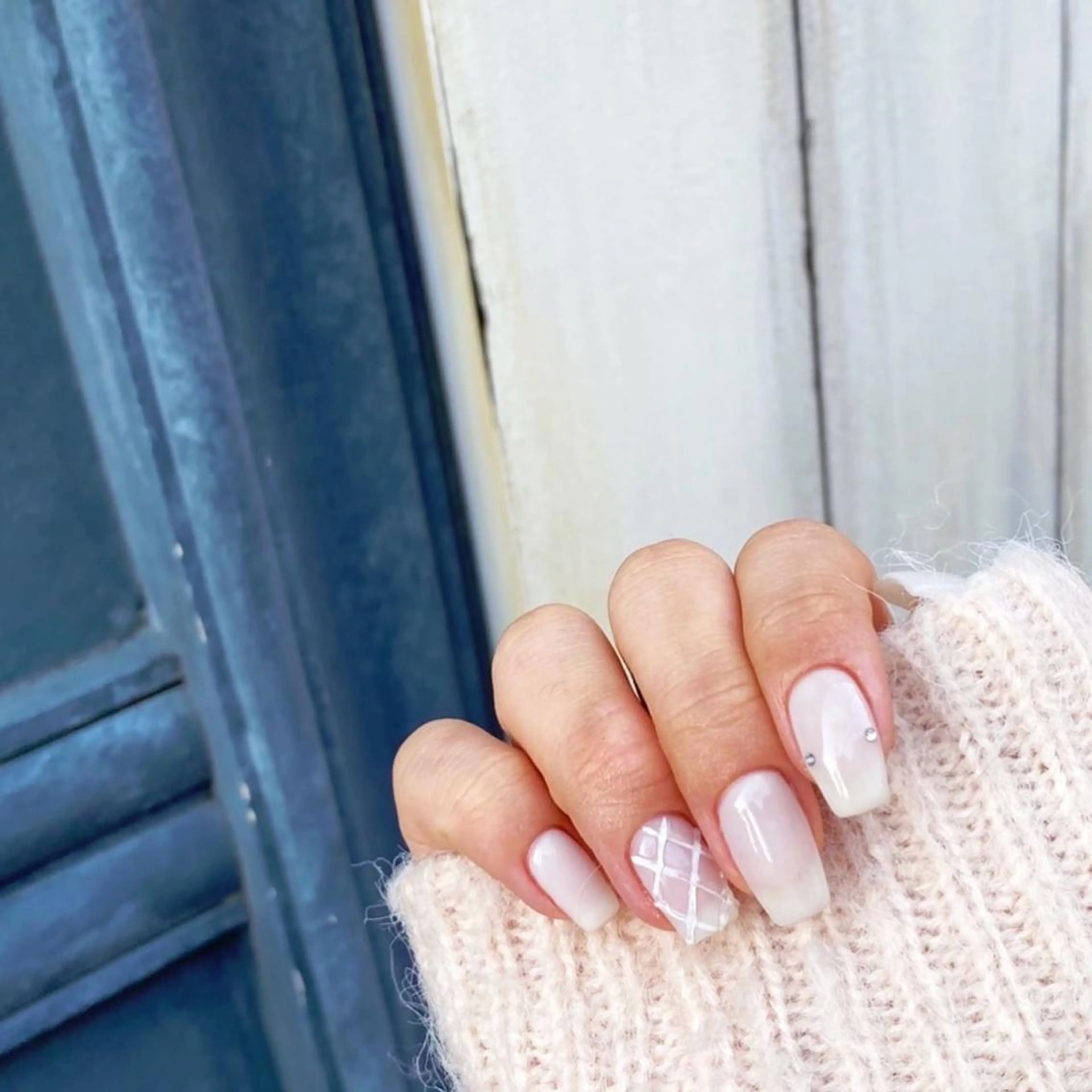 ネイル ガーリー ニュアンスネイル ぷっくりネイル ホワイト ハンドネイル ハンドケア lyly.nail所属・lylynail YUUKAのネイルデザイン