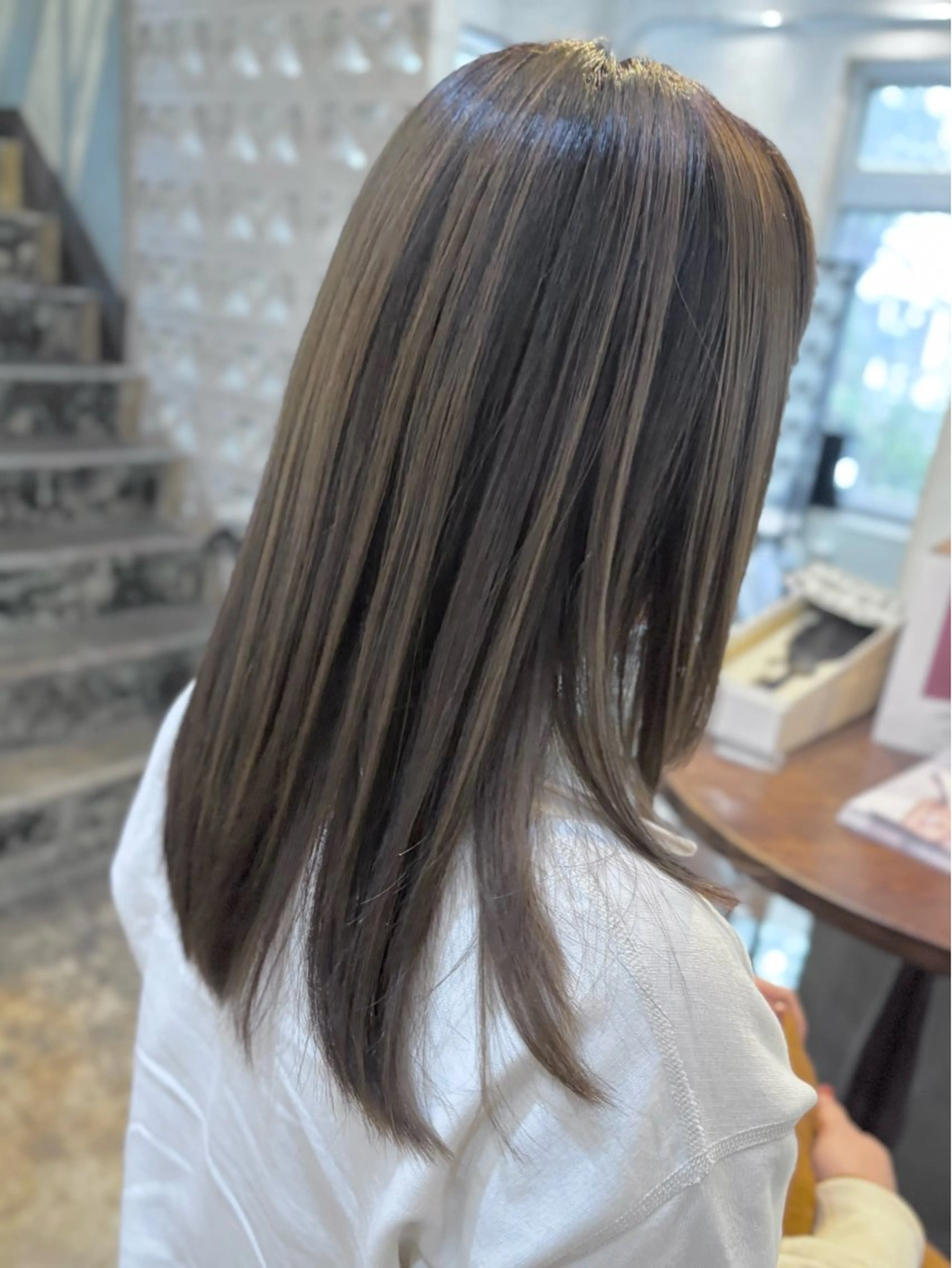 ミディアム カラー デザインカラー グレージュ カット ヘアカラー トリートメント newi京橋 yukaのヘアスタイル