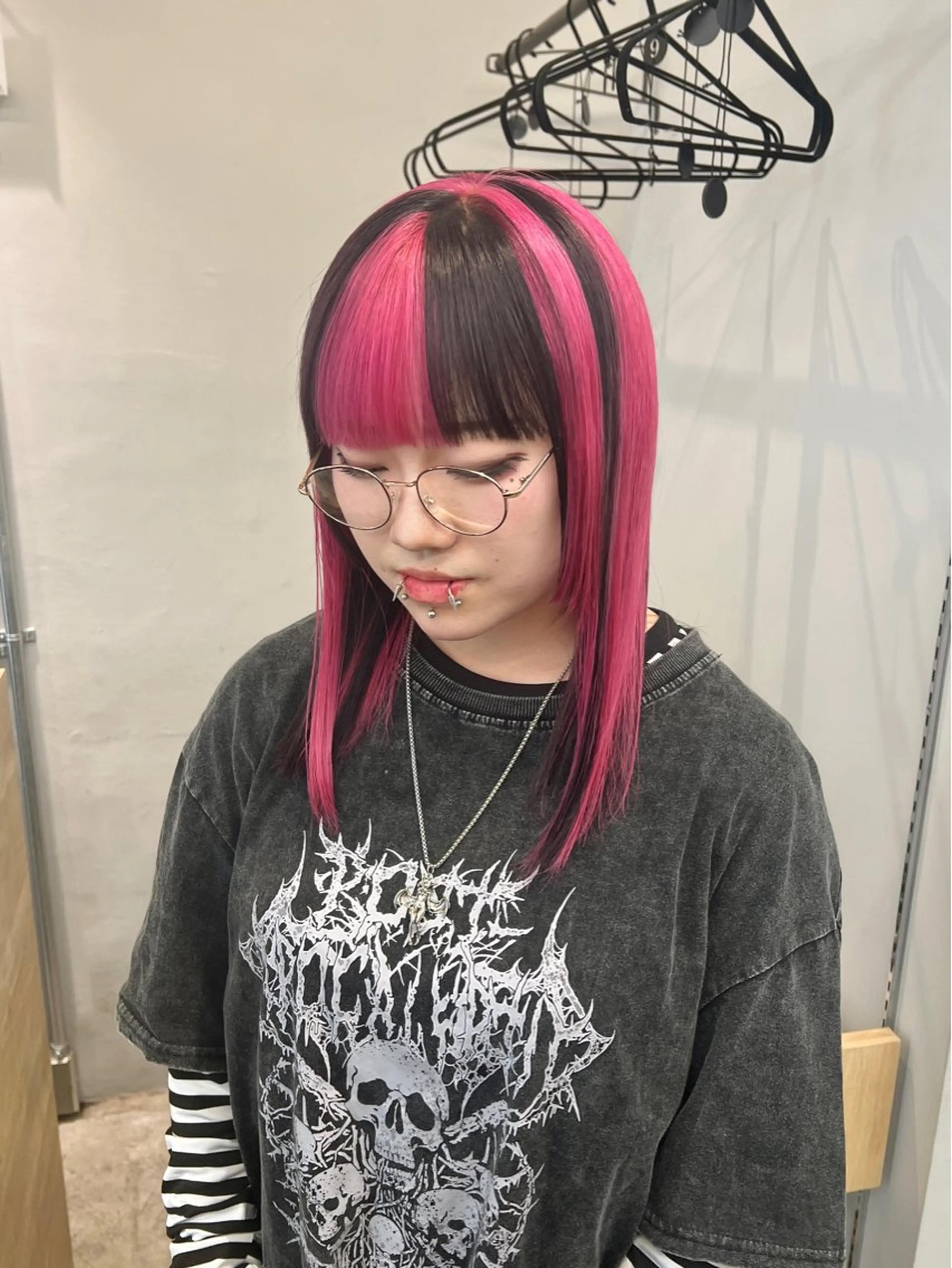 ミディアム カラー 黒髪 ピンクカラー カット ヘアカラー レイヤー/デザイン カラー岡本智樹のヘアスタイル
