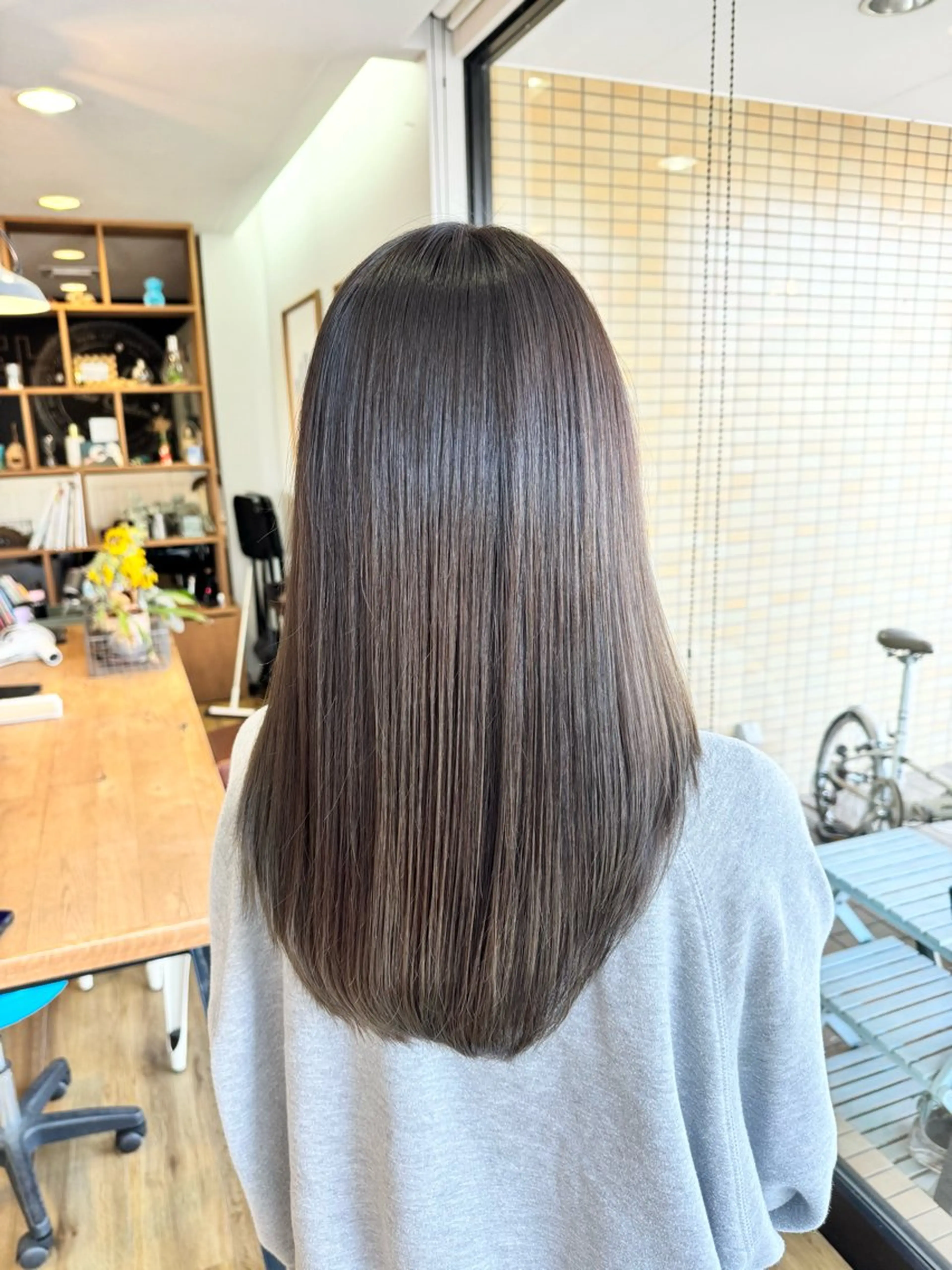 ロング カラー グレージュ オリーブグレージュ オリーブグレー ヘアカラー トリートメント ツキダテ ユイのヘアスタイル