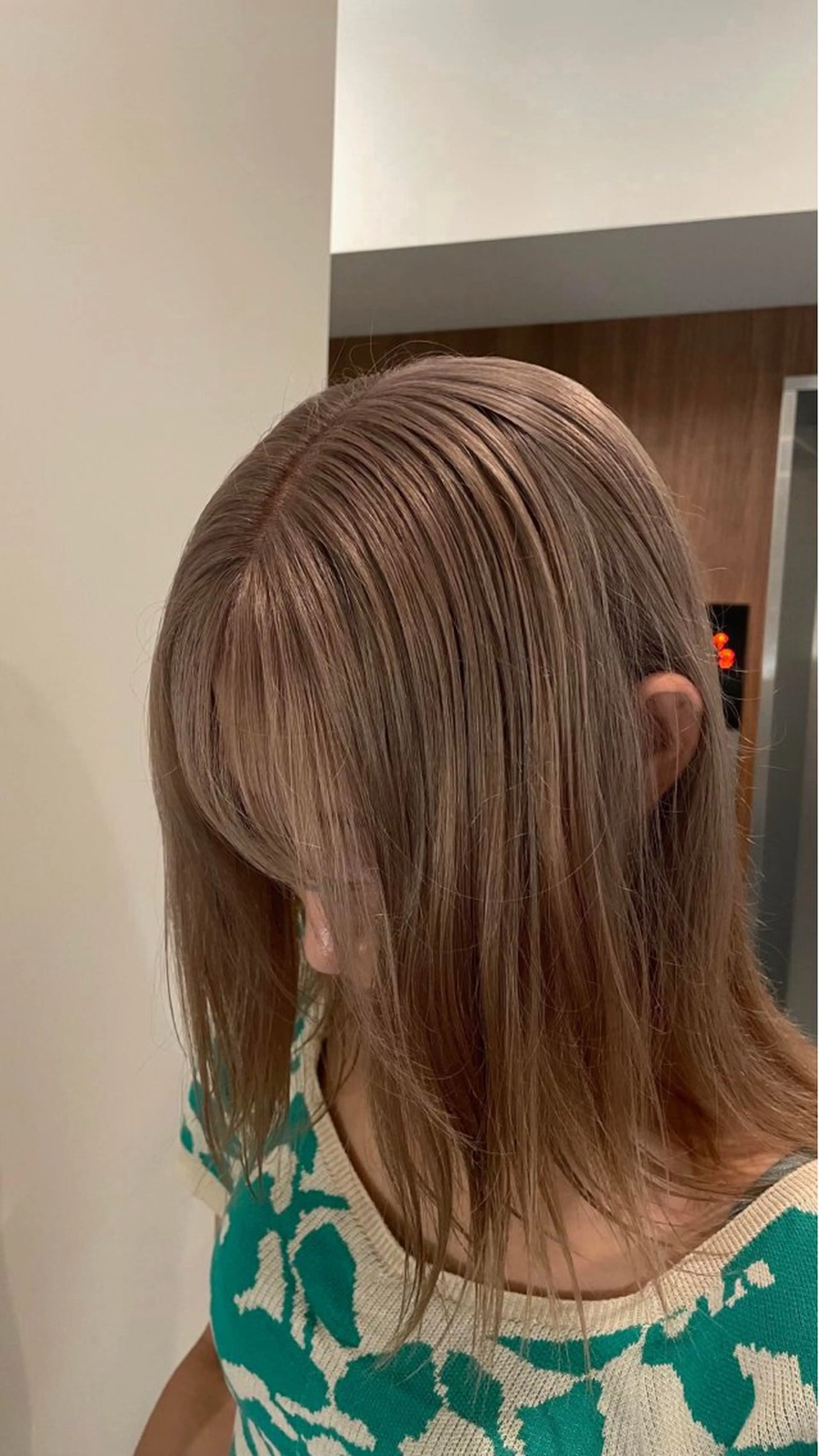 セミロング カラー ブリーチ ダブルカラー ハイトーンカラー レイヤーカット大人気 💛吉田百花のヘアスタイル